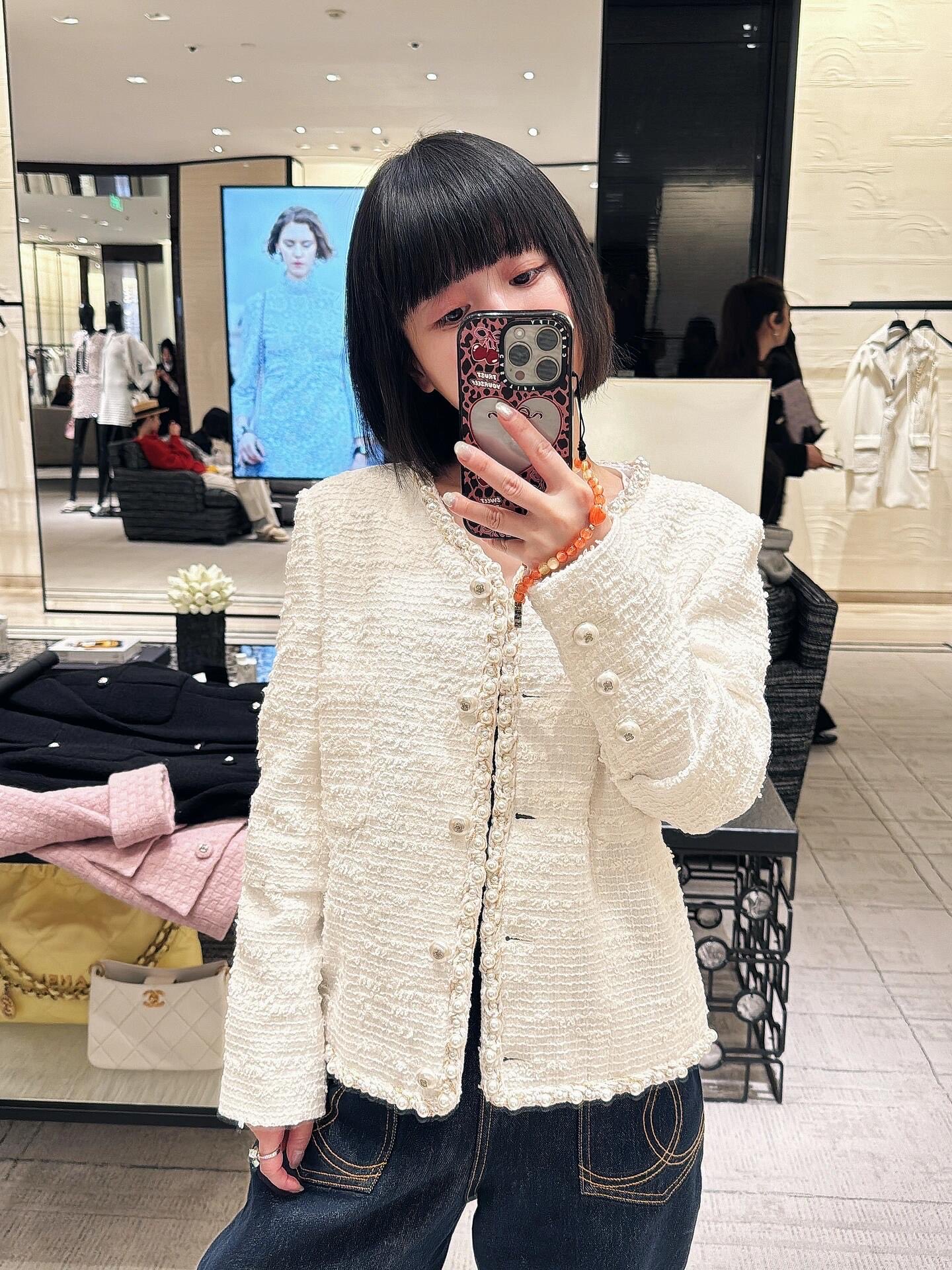 NO:329587,Chane* 25P Spring and Summer New Style Classic Creamy White Twill Tweed Jacket | Exclusive High-end Production!  High-end custom tweed fabric Super beautiful pearl piping button design Super beautiful white moonlight color Gentle and high-level Three-dimensional tailoring style Really good looking S/M/L, chanel, jackets & coats, alexander wang19860909Chane* 25P春夏新款 经典乳白色斜纹粗花呢外套丨独家高版出品！高级定制粗花呢编织面料 超美的珍珠滚边纽扣设计 超美的白月光颜色 温柔又高级 立体剪裁版型 确实好看 现货发售 S/M/L,,chanel,jackets & coats,alexander wang,Women's clothing