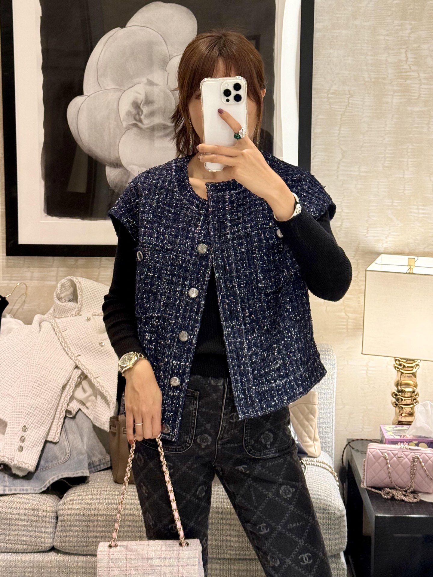 NO:329600,Chane*25P spring and summer new style, woven contrasting tweed checked round neck vest丨Exclusive high-end production!  Custom spliced ​​metal buckle vest style is very cool and customized with open mold electroplated metal buckle upper body three-dimensional cut and comprehensive version. Custom woven camellia jacquard lining. The style is loose and not picky. S/M/L, chanel, gold plating, alexander wang19860909Chane*25P春夏新款 编织撞色粗花呢格纹圆领马甲丨独家高版出品！拼接定制金属扣马甲版型实穿很飒定制开模电镀金属扣上身立体裁剪全面对版 定织山茶花提花里衬 版型宽松不挑人 现货发售S/M/L,,chanel,gold plating,alexander wang,Women's clothing