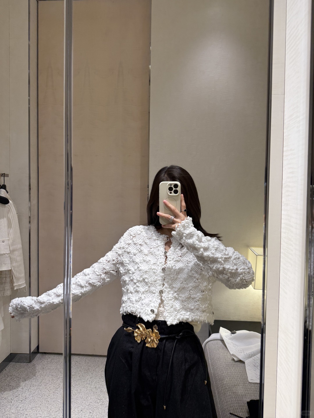 NO:329743,Crack Chane*25P Spring and Summer New Style Crocheted Round Neck Knitted Cardigan Jacket | Exclusive YB Development!  High-end production!  Hand-woven hook and diamond craftsmanship. The imported yarn custom material has a great texture, customized metal buckles, small and short H-style style is not picky for people, and the upper body is tall and slim!  A must-have versatile artifact for white, rich and beautiful women!  S/M/L, Chanel, Jackets & coats,alexander wang19860909批 Chane*25P春夏新款 钩花圆领针织开衫外套丨独家yb开发！高版出品！手工编织钩花菱格工艺.进口纱线定制材料质感超赞,定制金属扣,小短款H版型不挑人版型上身高挑又显瘦！白富美必备百搭神器！现货发售S/M/L,,chanel,jackets & coats,alexander wang,Women's clothing