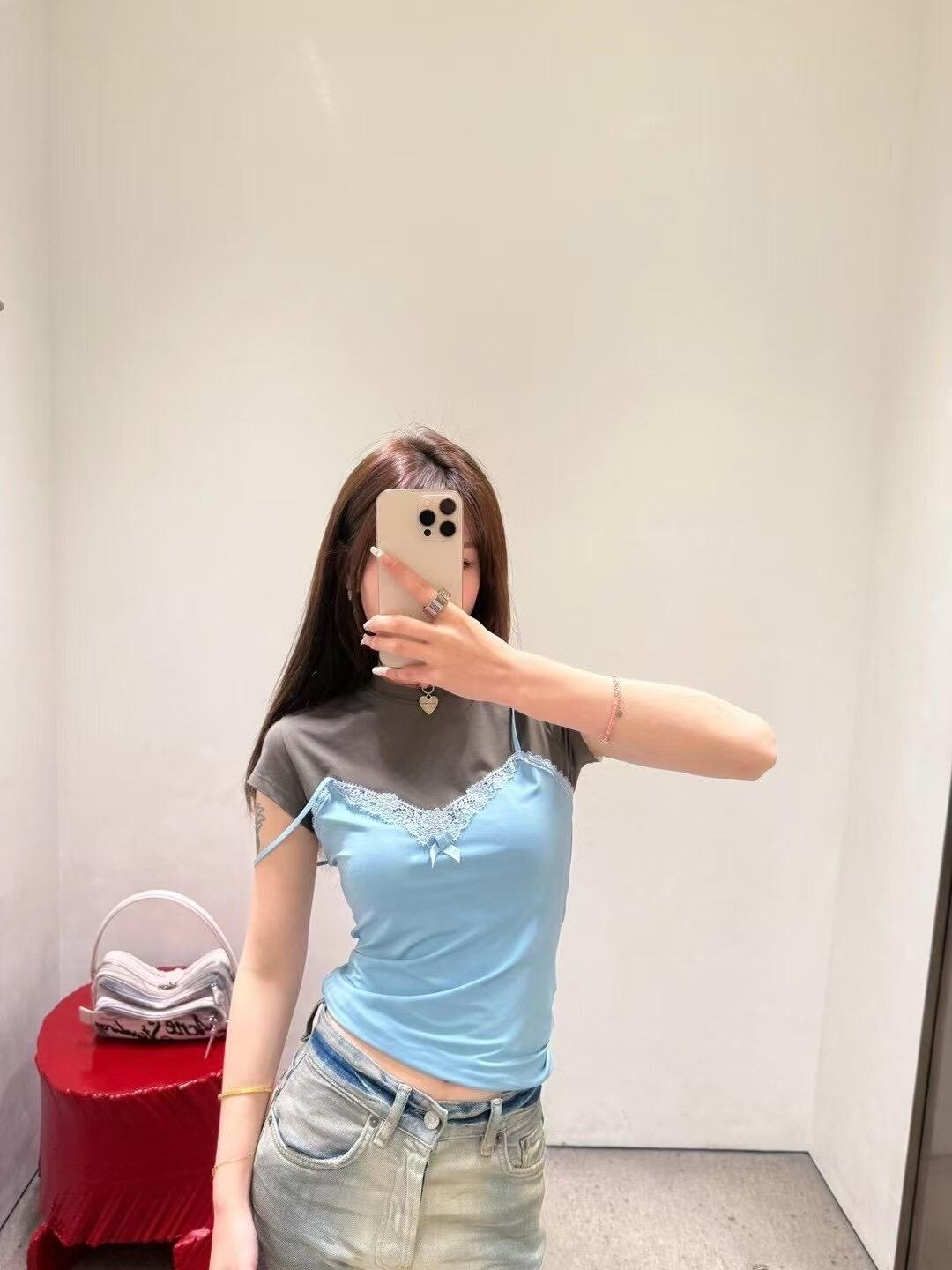 NO:331681,A batch of Acne Studio*s 25Ss spring and summer new model fake two-piece design palette contrasting top丨Exclusive high-end product!  The same style as Cheng Xiao!  Fashionable talent must be equipped with a lace small suspender slim fit style with a great upper body!  Retro style hot girl outfit!  The imported pure cotton fabric has a great texture. It is versatile and not picky!  Workmanship quality depends on the details! S/M/L is available in stock, acne studios, alexander wang19860909批 Acne Studi*s 25Ss春夏新款 假两件设计调色盘撞色小上衣丨独家高版出品！程潇同款！时髦精必入蕾丝小吊带修身版型上身绝绝子！复古风辣妹穿搭！进口纯棉面料质感超赞.百搭不挑人！做工品质看细节!现货发售S/M/L,,acne studios,alexander wang,Women's clothing