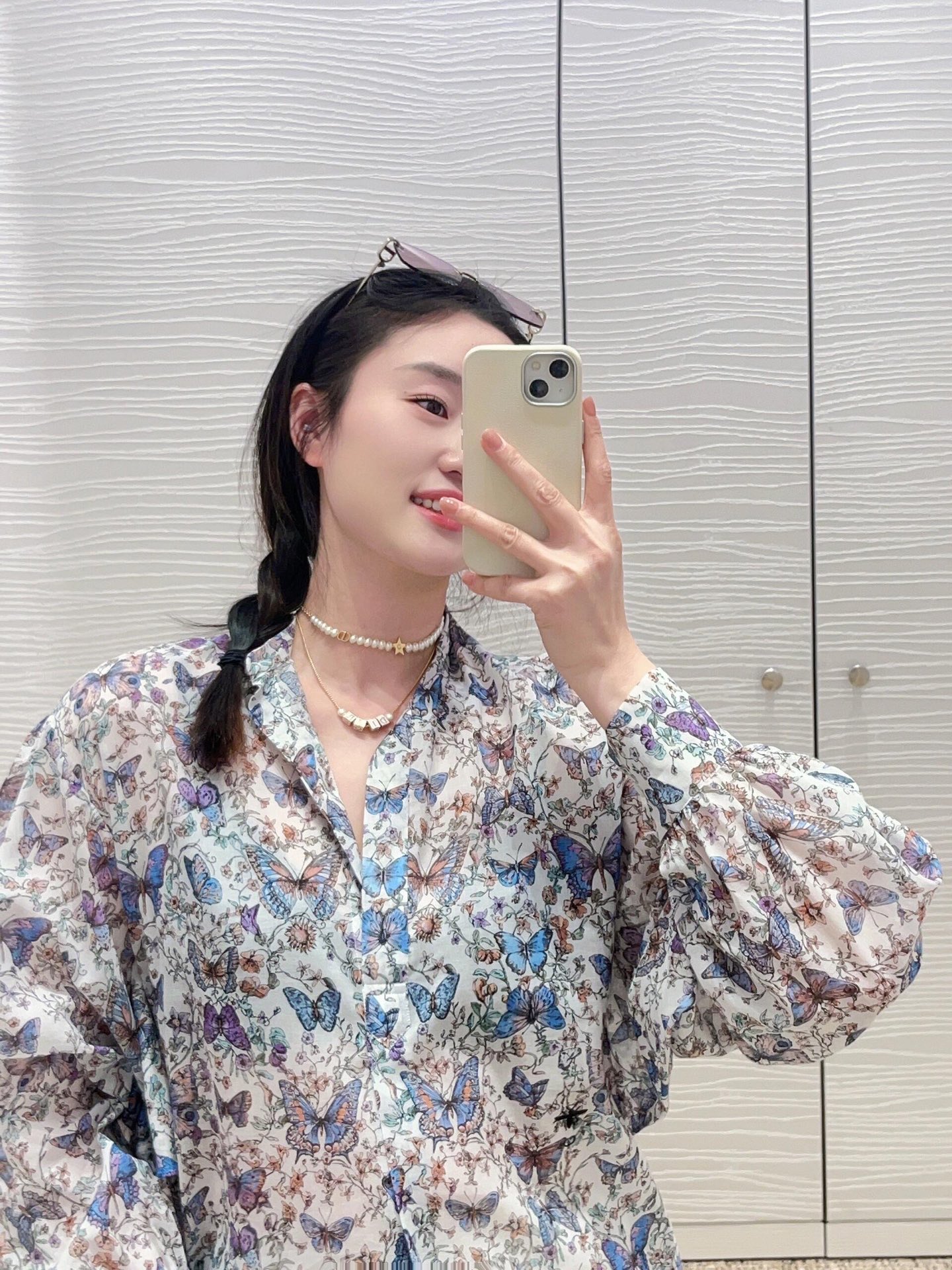 NO:329827,Batch Dio* 25 early spring new style blue butterfly printed shirt丨Exclusive yb development!  High-end production!  Blue butterfly pattern with white flowers on the back, classic wide version, short front and long shirt on the back, elegant and lively, combining elegant and intellectual temperament!  The classic logo embroidery of Little Bee with CD is exquisite!  High-end version, pure cotton printing is also a technology that requires soft pure cotton fabric, a must-have for white moonlight!  Loose style, not picky, and beautiful with skirts and trousers!  S/M/L, dior, skirts, shirts, alexander wang19860909批 Dio* 25早春新款 蓝色蝴蝶印花衬衫丨独家yb开发！高版出品！白色底花丛蓝色蝴蝶翩翩图案,经典阔版,前短后长衬衫,飘逸灵动,集优雅知性气质于一身！小蜜蜂加cd的经典标志刺绣,精美！高版本,纯棉印花做得很好也是需要技术的.柔软纯棉面料,白月光必备！宽松版型,不挑人,搭配半裙长裤都很美！现货发售S/M/L,,dior,skirts,shirts,alexander wang,Women's clothing