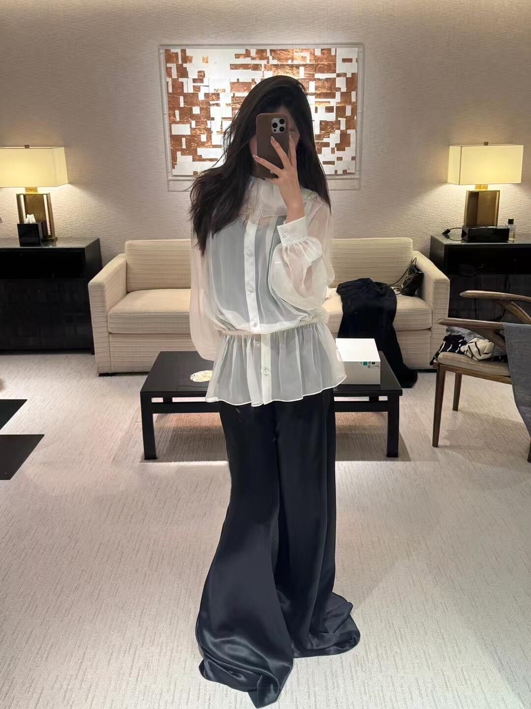 NO:434635,l Chane* 25Ss spring and summer new style lotus leaf collar long-sleeved shirt丨Exclusive high-end production!  High-end custom light and comfortable fabric with double-layer lotus leaf collar design with hem of the doll skirt. It can cover the strap and make it look slim. Loose and versatile. A style of fried chicken fairy. Light tulle. It looks great when stacked inside the jacket. Simple and uncommon versatile must-have. S/M/L is available in stock. S/M/L, chanel, loro piana, skirts, jackets & coats, shirts, alexander wang19860909l Chane* 25Ss春夏新款 荷叶领长袖衬衫丨独家高版出品！高级定制轻薄薄纱舒适面料 双层荷叶领设计 娃娃裙下摆 可以很好的遮跨显瘦 宽松版型百搭 炒鸡仙女的一款 轻轻的薄纱 叠搭在外套里面也很好看哟 简约不俗气的百搭必入款 现货发售S/M/L,,chanel,loro piana,skirts,jackets & coats,shirts,alexander wang,Women's clothing