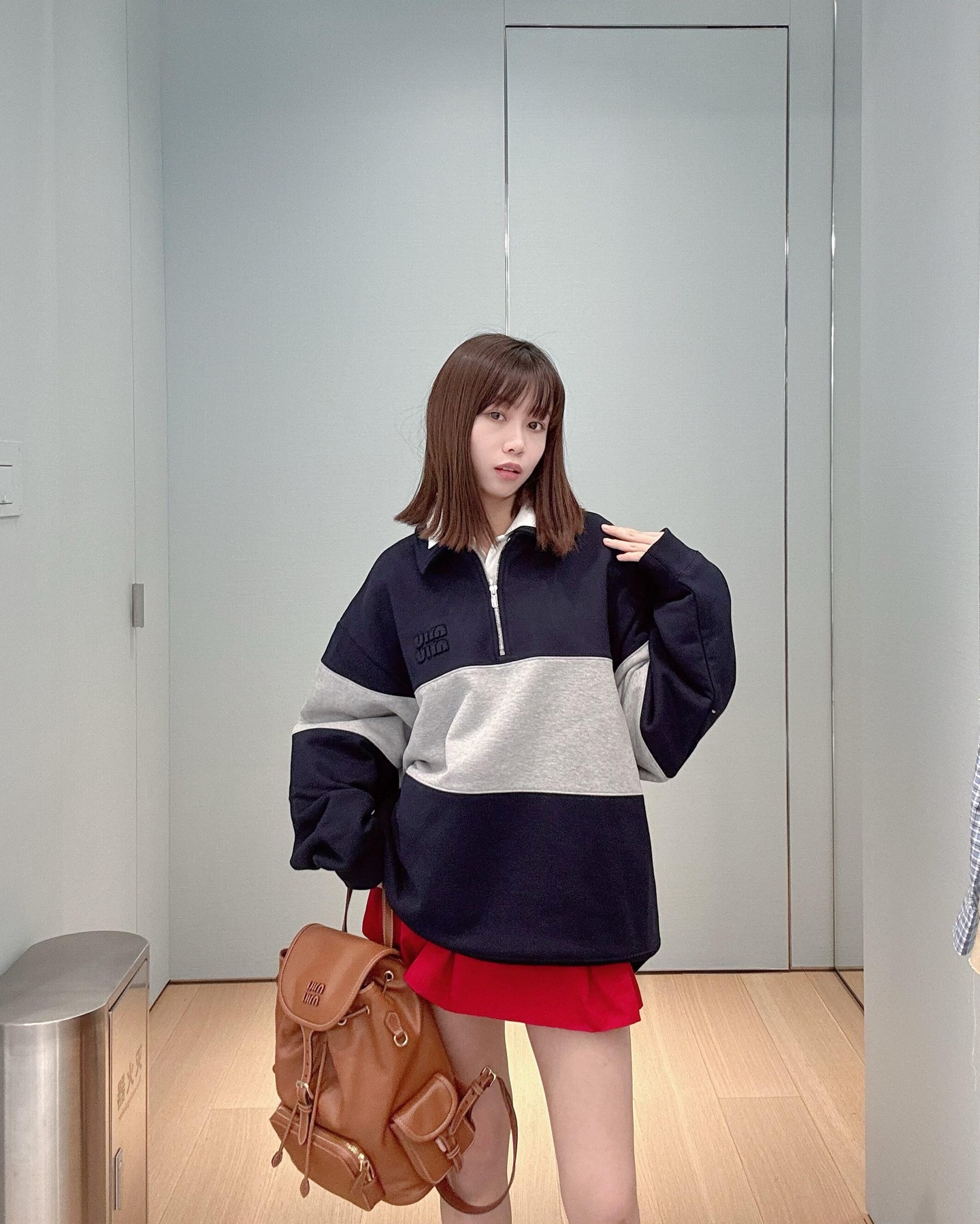 NO:330346,Miumi*25Ss early spring new style intellectual fashionable style overzise silhouette sweatshirt | Exclusive yb development!  High-end production!  Temperament lapel contrasting color splicing technology, customized imported high-density pure cotton surface is quite wide and stylish. The same loose fit for men and women is amazing!  Retro sweet girl’s age-reducing outfit!  The embroidered letter logo is low-key and luxurious!  The imported pure cotton fabric has a great texture. It can be sweet or salty and versatile and not picky!  The quality of workmanship depends on the details!  S/M/L, miumiu, hoodie, sweatshirts, alexander wang19860909Miumi*25Ss早春新款 知识分子时髦风overzise廓形大卫衣丨独家yb开发！高版出品！气质翻领撞色拼接工艺,定制进口高密纯棉面挺阔有型.男女同款宽松版型上身绝绝子！复古风甜妹减龄穿搭！刺绣字母logo低调奢华！进口纯棉面料质感超赞.可甜可盐百搭不挑人！做工品质看细节来！现货发售S/M/L,,miumiu,hoodie,sweatshirts,alexander wang,Women's clothing