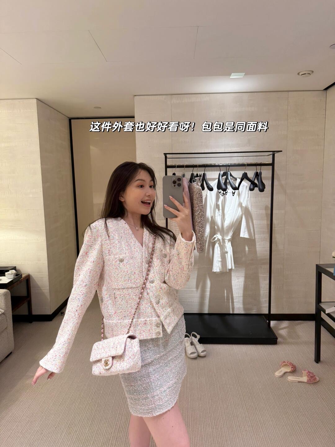 NO:330374,Chane* 25C ​​early spring new style, thick flower sequin short jacket jacket | Exclusive yb development!  High-end production!  The texture is obvious, the wool material is visible to the naked eye, the texture is excellent, the rough striped wool fabric creates a famous style, the single row round buckle on the front is exquisite beige woven texture, which shows freshness and elegance, luxurious and elegant, symmetrical pocket design with wide-edge hem decoration, elegant and charming, highlighting brand taste, rich design layering, fashionable and exquisite outfits, first choice for S/M/L,,chanel, jackets & coats, jackets & coats, alexander wang19860909Chane* 25C早春新款 粗花尼亮片短款夹克外套丨独家yb开发！高版出品！精仿羊毛呢材质 肌理明显 毛料肉眼可见 质感上乘 粗花条纹毛呢面料打造名媛风典范 前襟单排圆扣精致米黄色系编织纹理 尽显清新脱俗 奢华不失雅致 对称口袋设计配合下摆宽边装饰 优雅迷人 突出品牌品味 丰富设计层次感 时髦精穿搭首选 现货发售S/M/L,,chanel,jackets & coats,jackets & coats,alexander wang,Women's clothing