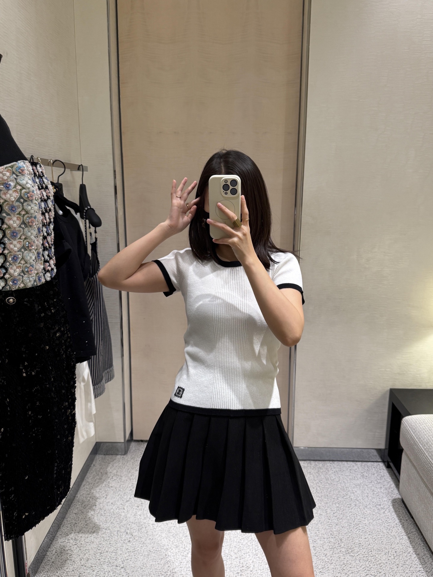 NO:330345,Chane* 25Ss spring and summer new style micro-label slim short-sleeved knitted top | Exclusive yb development!  High-end production!  Classic black and white color matching is simple and elegant!  Imported machine 18-pin jacquard!  The lace square brand logo highlights low-key taste!  The fabric is stretchy!  Temperament large round neck slim and high-end on sale in stock S/M/L, chanel, T-shirt, alexander wang19860909Chane* 25Ss春夏新款 微标修身短袖针织上衣丨独家yb开发！高版出品！经典黑白配色简约大气！进口机18针坑条提花！蕾丝花边方形品牌标识彰显低调品味！面料有弹力！气质大圆领显瘦又高级现货发售S/M/L,,chanel,T-shirt,alexander wang,Women's clothing