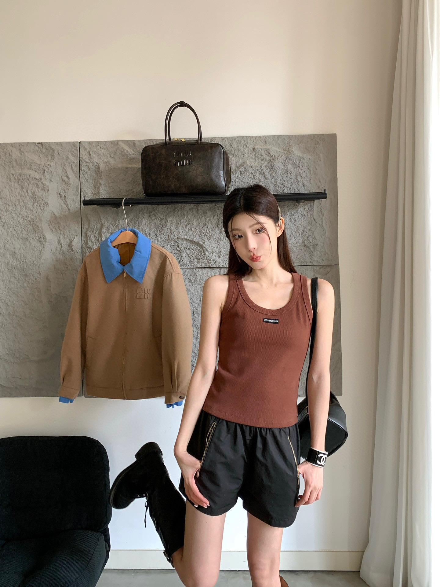 NO:330327,Miumi* 25Ss Spring and Summer New Style Letter Micro-Mark Ribbed Cotton Vest Top | Exclusive High-Performance!  Rib fiber cotton blended fabric ribbed trim double-head crochet hem details on the front are decorated with iconic embroidered logo letters to add unique colors and brand iconic elements to make the style look slim, delicate, simple and high-end, easily shaping various combinations, highlighting the classic fashion and versatile style, presenting realistic styles on sale in stock S/M/L, miumiu, alexander wang19860909Miumi* 25Ss春夏新款 字母微标罗纹棉质背心上衣丨独家高版出品！采用罗纹纤维棉质混纺面料罗纹饰边双头钩针下摆细节正面饰有标志性贴绣徽标字母点缀增添别具一格的色彩与品牌标志性元素版型显瘦精致简约又高级,轻松塑造各种搭配,彰显经典时尚百搭风格呈现实穿款式现货发售S/M/L,,miumiu,alexander wang,Women's clothing