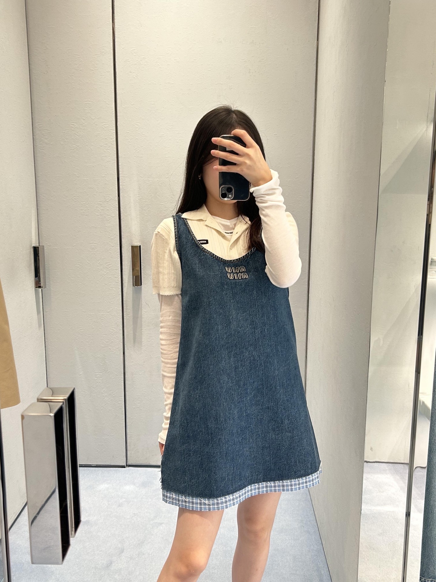 NO:331697,Batch Miumi* 25Ss Spring and Summer New Style Intellectual Molecular College Style Denning Denim Dress丨Exclusive YB Development!  High-end production!  A naughty, cute and well-behaved girl's vest dress!  Retro denim with colored blue grid matte two-piece design!  Sweet and cool, both age-reducing outfits. H is loose and not picky in style, and the upper body looks huge and slim!  The imported denim enzyme wash fabric is quite broad and has a great texture!  The quality of workmanship depends on the details!  S/M/L, miumiu, skirts, alexander wang19860909批 Miumi* 25Ss春夏新款 知性分子学院风丹宁牛仔连衣裙丨独家yb开发！高版出品！调皮可爱又藏肉的乖巧少女背心裙！复古牛仔配上色织蓝格撞边假两件设计！甜酷兼备减龄穿搭.H宽松不挑人版型上身巨显瘦！进口牛仔酵素洗水面料挺阔质感超赞！做工品质看细节！现货发售S/M/L,,miumiu,skirts,alexander wang,Women's clothing