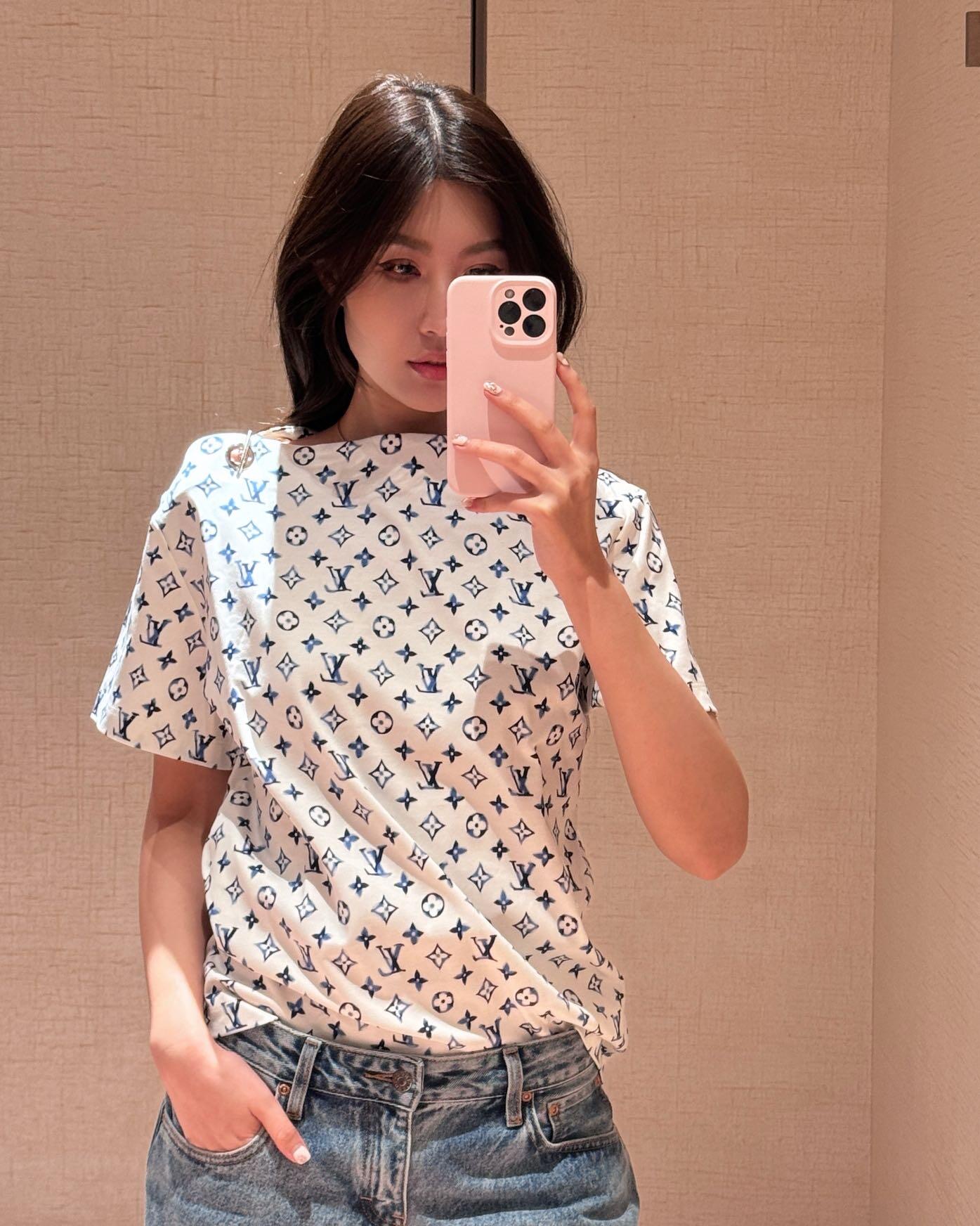 NO:331700,Batch Louis Vuitto* 25Ss Spring and Summer New MONOGRAM Printed Short Sleeve Boat Collar T-shirt | Exclusive yb development!  High-end production!  Release fresh poses with the new season logo elements. The full Monogram pattern is soaked in elegant watercolor tones. The fashionable flat collar embellishes the classic silhouette. The dazzling eyelets and chain belts on the shoulders highlight the nautical trend. The classic style is extremely age-reducing!  A must-have item for fashionable and high-end white and rich beauty!  Workmanship quality depends on the details. S/M/L is available in stock, louis vuitton, T-shirt,tees, t-shirt,alexander wang19860909批 Louis Vuitto* 25Ss春夏新款 MONOGRAM印花短袖船领T恤丨独家yb开发！高版出品！以新季标识元素释放清新姿彩.全幅 Monogram 图案浸染淡雅水彩色调.时尚平领点缀经典廓形.肩部耀目孔眼与链带彰显航海风潮.经典版型上身减龄绝绝子！时髦又高级白富美必备单品！做工品质看细节.现货发售S/M/L,,louis vuitton,T-shirt,tees，t-shirt,alexander wang,Women's clothing