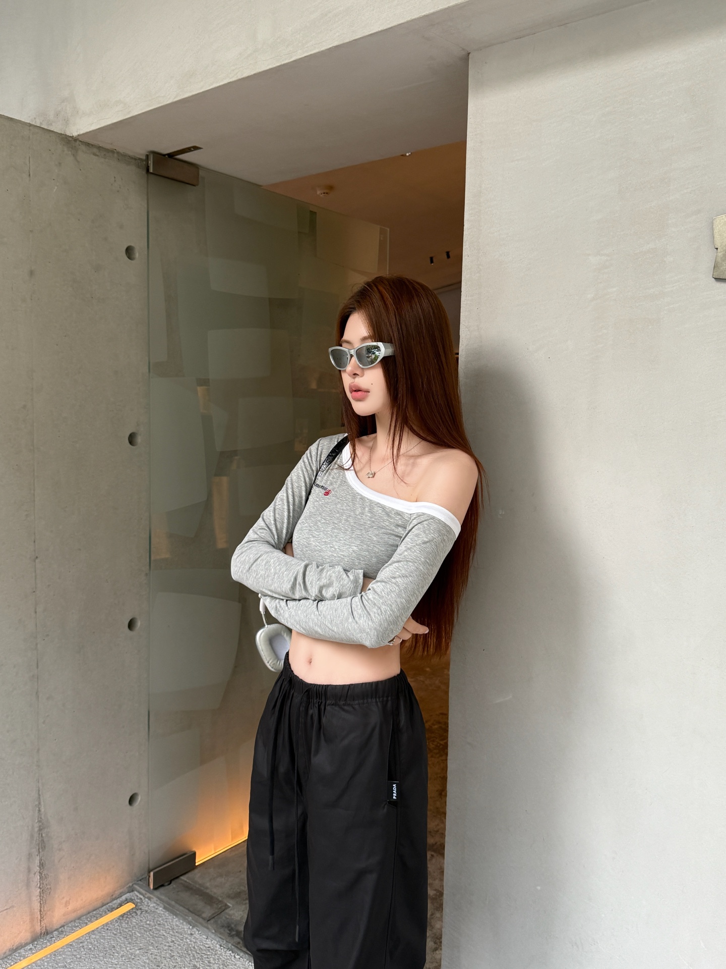 NO:331696,Miumi* 25Ss Spring and Summer New Style Sailing Letter Embroidered Short Slanted Shoulder Long Sleeve T-shirt | Exclusive High-end Production!  Classic contrasting elements, simple and elegant, yet fashionable. The short style is combined with the off-shoulder design. The upper body perfectly shows the beautiful curves. It releases a full of sexy and cute tricks. Any casual trousers can be instantly transformed into a Korean girl’s customized fabric, which is very comfortable on the upper body. It is a piece of product that closes your eyes. It is a fashionable and easy to match with age. Sisters, please feel free to put it in!  S/M/L, miumiu,tees,t-shirt,alexander wang19860909批Miumi* 25Ss春夏新款 帆船字母刺绣短款斜肩长袖T恤丨独家高版出品！经典撞色元素 简约大气又不失时髦度 小短款版型配合露肩的设计 上身完美展现优美的曲线 释放出满满的性感小心机随便一件休闲长裤搭配都能秒变韩系小姐姐定制面料上身巨舒服人手一件 闭眼入的单品 减龄时髦好搭配姐妹们放心入就对了！现货发售 S/M/L,,miumiu,tees，t-shirt,alexander wang,Women's clothing