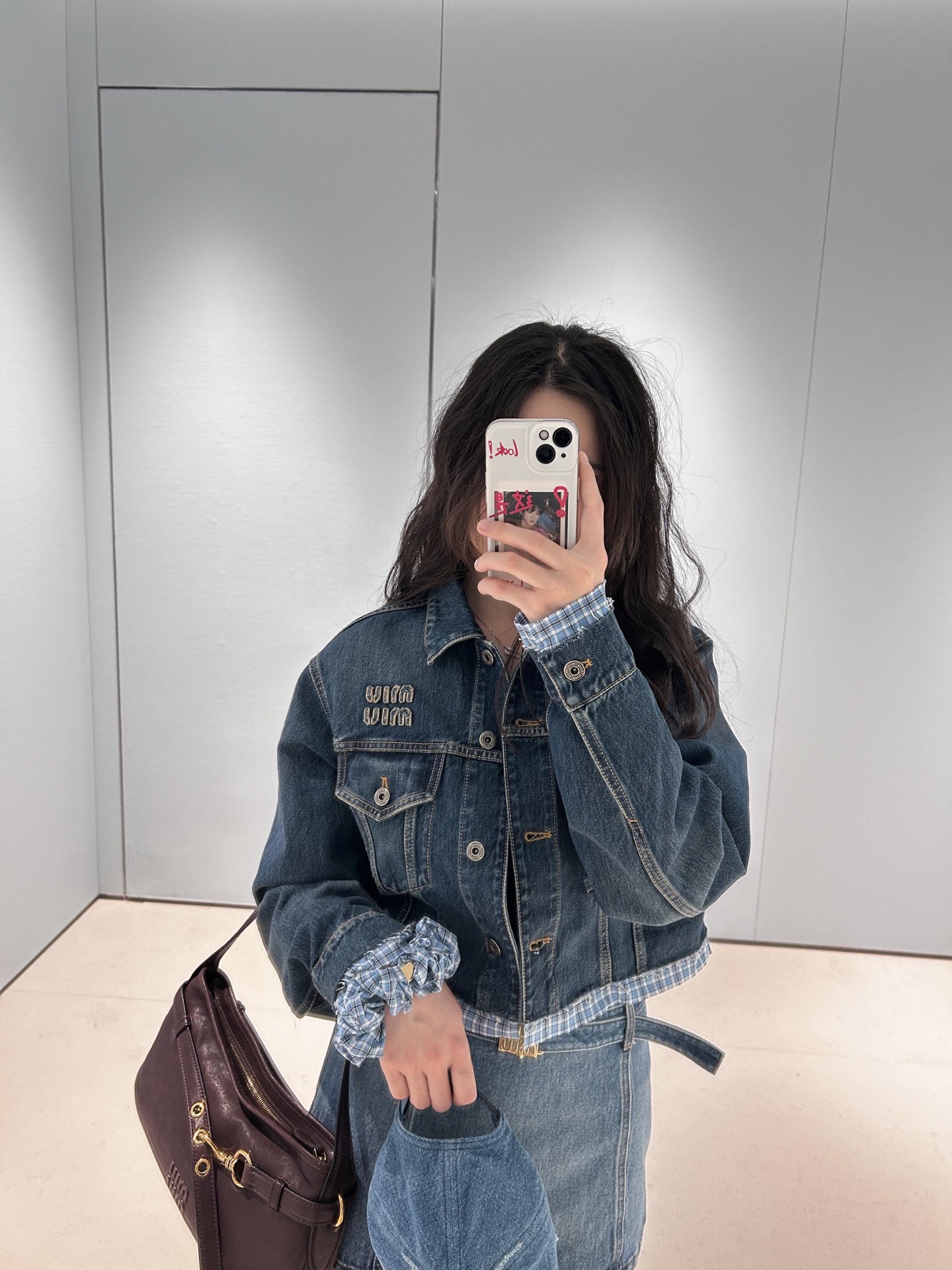 NO:331692,Batch Miumi* 25Ss Spring and Summer New Style Intellectual Molecular Academy Style Spliced ​​Denim Jacket | Exclusive YB Development!  High-end production!  Retro denim with colored blue grid matte two-piece design!  Sweet and cool, both age-reducing outfits. The short style is not picky for people, and the upper body looks slim!  Customized retro buttons, denim enzyme washing fabric is quite broad and has a great texture!  The quality of workmanship depends on the details!  S/M/L, miumiu, jackets & coats, alexander wang19860909批 Miumi* 25Ss春夏新款 知性分子学院风格纹拼接牛仔外套丨独家yb开发！高版出品！复古牛仔配上色织蓝格撞边假两件设计！甜酷兼备减龄穿搭.小短款不挑人版型上身巨显瘦！定制复古纽扣,牛仔酵素洗水面料挺阔质感超赞！做工品质看细节！现货发售S/M/L,,miumiu,jackets & coats,alexander wang,Women's clothing