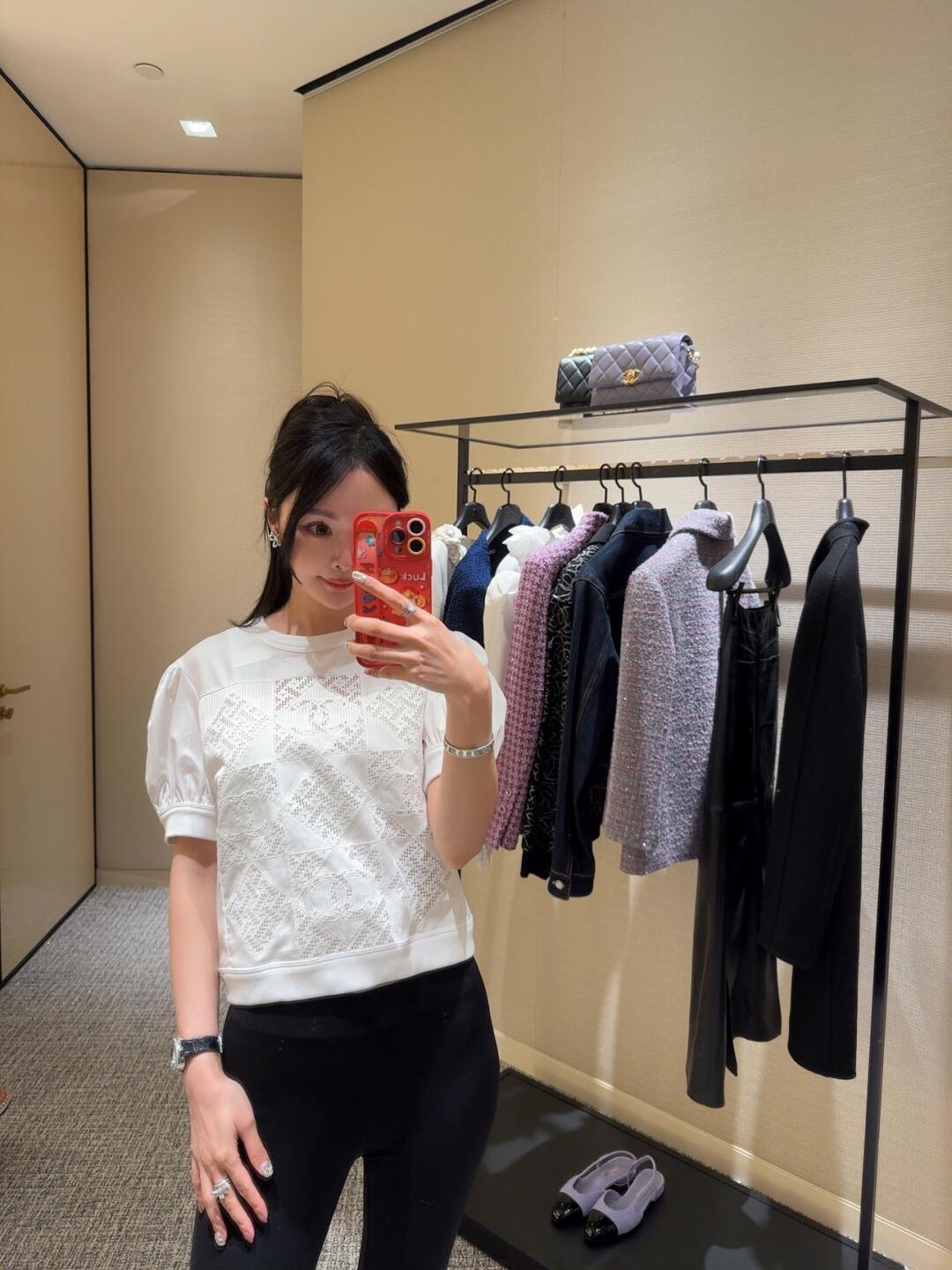 NO:331695,Crack Chane* 25Ss Spring and Summer New Style Hollow Spliced ​​Applique Embroidered Short Sleeve Top丨Exclusive yb development!  High-end production!  Customized cotton poplin fabric, all the patterns use patch embroidery technology, the workmanship is very complicated, and the trial version has been repeatedly developed for 2 months. The puff sleeve design is simple, fashionable, and the workmanship quality depends on the details!  S/M/L, Chanel, T-shirt, alexander wang19860909批 Chane* 25Ss春夏新款 镂空拼接贴布绣短袖上衣丨独家yb开发！高版出品！定制棉质府绸面料,所有花型都运用了贴布绣工艺,做工很复杂,反复研发试版做了2个月,泡泡袖设计简单时尚做工品质看细节！现货发售S/M/L,,chanel,T-shirt,alexander wang,Women's clothing