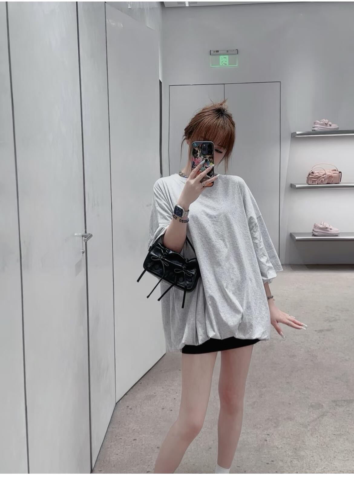 NO:331701,Acne studi*s 25Ss spring and summer new model Jennie same loose puff sleeve cloud T丨exclusive yb development!  High-end production!  The loose T-shirt with a quarter-sleeved sleeve is elegantly covered with the right length, and the fluffy outlines the soft lines of the skirt. The handwritten floral brand logo 