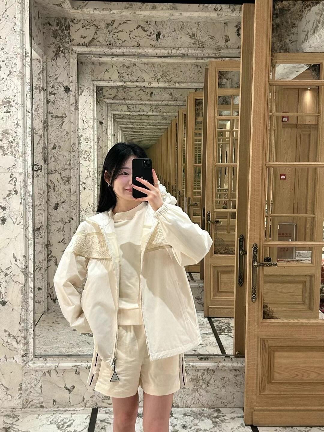 NO:331682,Batch Moncl*r 25Ss Spring and Summer New Classon Lace Hollow Fashion Spliced ​​Jacket | Exclusive yb development!  High-end production!  Comfortable and easy to wear, crisp and stylish, hooded sunscreen jacket style, waffle texture on the chest and sunscreen cotton and polyester fabric, multi-stitching, horizontally through the front and back, highlighting the brand's high-end feeling, rich visual effects, elastic and tight wrap cuffs, side sleeve badges illuminate the style, add casual and fashionable feeling of work clothes, highlighting fashionable and fashionable positioning, top body fashionable and fashionable, S/M/L,, jackets & coats,hats,alexander wang19860909批 Moncl*r 25Ss春夏新款 Clisson蕾丝镂空时尚拼接外套丨独家yb开发！高版出品！舒适好穿 挺括有型 连帽防晒外套版型 胸前华夫纹理和防晒棉涤面料多重拼接 横向贯穿正反面 凸显品牌高级感 丰富视觉效果 弹力松紧包裹袖口 侧袖徽章点亮格调 增添工装休闲时尚感 彰显时髦潮流定位 上身时髦洋气 现货发售S/M/L,,jackets & coats,hats,alexander wang,Women's clothing