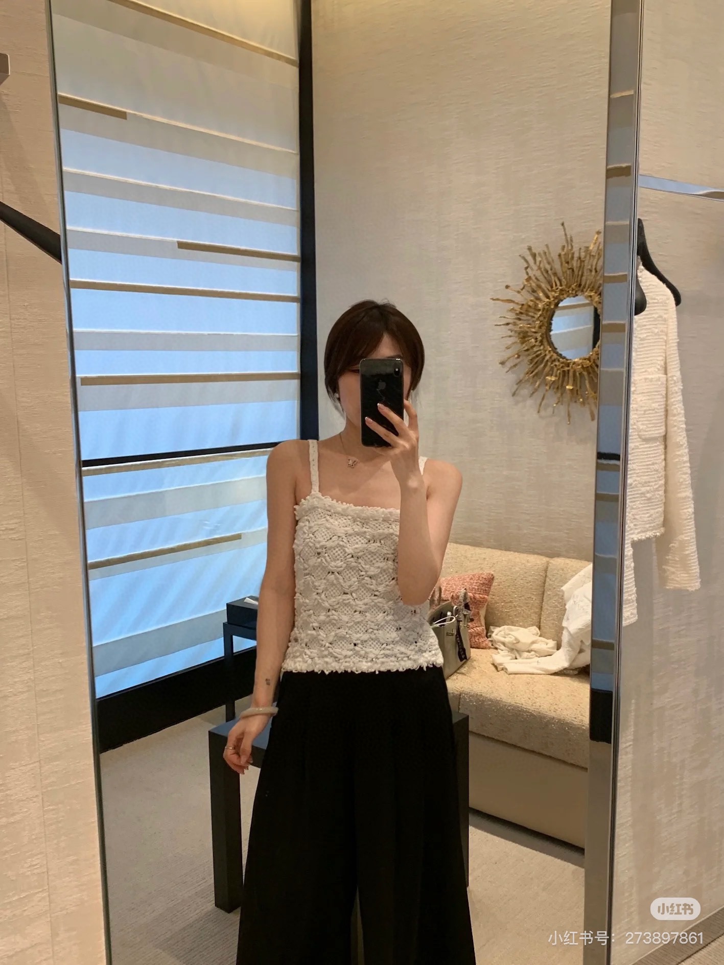 NO:331673,Batch Chane* 25Ss Spring and Summer New Style Handmade Crocheted Knitted Sling Vest | Exclusive yb development!  High-end production!  Use imported custom-made blended fabrics, which are skin-friendly and soft. Full of elasticity. Simple shoulder straps, lightly clasped shoulders, outline elegant collarbone lines; exquisite tailoring, fits the body, perfectly blending softness and casualness. Wear it, step into the afternoon garden where light and shadow intertwined, or the bright night of the bustling city, and reveal the unique elegant style of CC in every move and become the eternal focus of time. S/M/L, chanel, alexander wang19860909批 Chane* 25Ss春夏新款 手工钩花针织吊带背心丨独家yb开发！高版出品！采用进口定制混纺面料,亲肤柔软. 弹力十足.简约肩带,轻拥肩头,勾勒出优雅锁骨线条；精致剪裁,贴合身姿,将柔美与随性完美融合.穿上它,步入光影交错的午后花园,亦或繁华都市的璀璨夜色,于举手投足间,尽释CC独有的优雅格调,成为时光里永恒的焦点.现货发售S/M/L,,chanel,alexander wang,Women's clothing