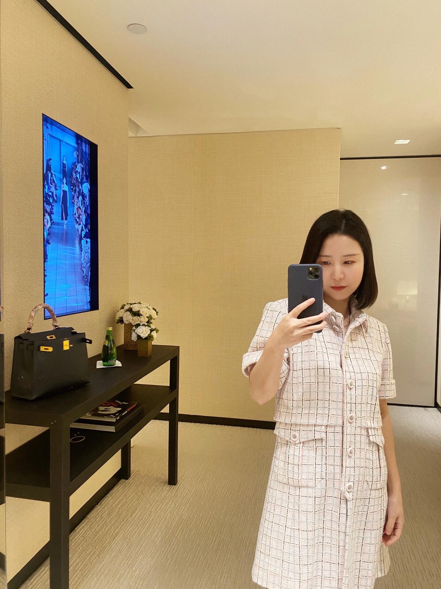 NO:331675,Jacket batch Shorts batch Chane* 25Ss spring and summer new style Lapel mid-length thick flower jacket   shorts set | Exclusive yb development!  High-end production!  Imported coarse wool material, gun-spoke lapel dress long jacket style, can be matched with dresses, shoulder pad design fits the human body, more slender and upright, the whole body uses soft pink, white and black yarn interwoven plaid texture all over the body, symmetrical pockets with rhinestone flower cloaks to highlight details, matched with straight shorts in the same series, details echo, perfect interpretation of elegant and rich feeling, light colors, noble texture, intellectual and gentle, the best choice for formal occasions, S/M/L, chanel, skirts, shorts, jackets & coats, alexander wang19860909外套批 短裤批 Chane* 25Ss春夏新款 翻领中长款粗花尼外套 短裤套装丨独家yb开发！高版出品！进口粗纺羊毛呢材质 枪驳翻领洋装长外套版型 可作连衣裙搭配 正肩垫肩设计贴合人体 更显身姿纤细挺拔 通体利用柔和粉白黑色纱线交织格纹纹理满铺于全身 对称式口袋搭配水钻花朵襟扣点亮细节 配上同系列直筒短裤 细节呼应 完美演绎优雅千金感 成套浅色显贵显质感 知性温柔 出席正式场合的不二之选 现货发售S/M/L,,chanel,skirts,shorts,jackets & coats,alexander wang,Women's clothing