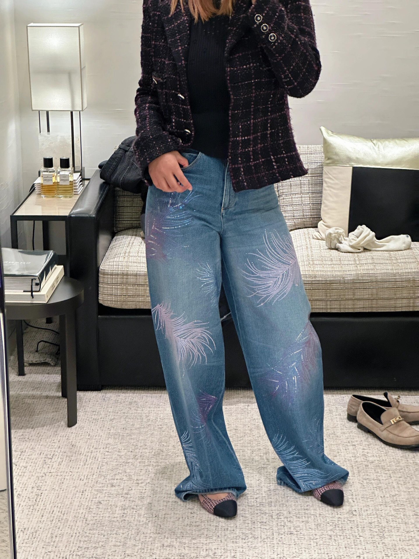 NO:331677,Batch Chane* 25S spring and summer new style feather ironing jeans | exclusive yb development!  High-end production!  Classic denim blue fabric with excellent texture. The feather and diamond design of the trouser body is so ingenious, full of details, and it is agile and exquisite in retro. It is worthy of being a fragrant grandma and is fashionable and firmly controlled. Whether it is matched with a simple white T-shirt or a delicate top, it can easily create a high-end outfit. It is very suitable for daily going out on the street or attending parties. S/M/L is available in stock, chanel, jeans, alexander wang19860909批 Chane* 25S春夏新款 羽毛烫钻牛仔裤丨独家yb开发！高版出品！经典牛仔蓝面料,质感超棒.裤身羽毛钻石设计太有巧思,细节满满,在复古中又透着灵动与精致,不愧是香奶奶,时尚拿捏得稳稳的.无论是搭配简约白T还是精致小上衣,都能轻松打造出高级感穿搭,日常出街或参加聚会都超合适~现货发售S/M/L,,chanel,jeans,alexander wang,Women's clothing