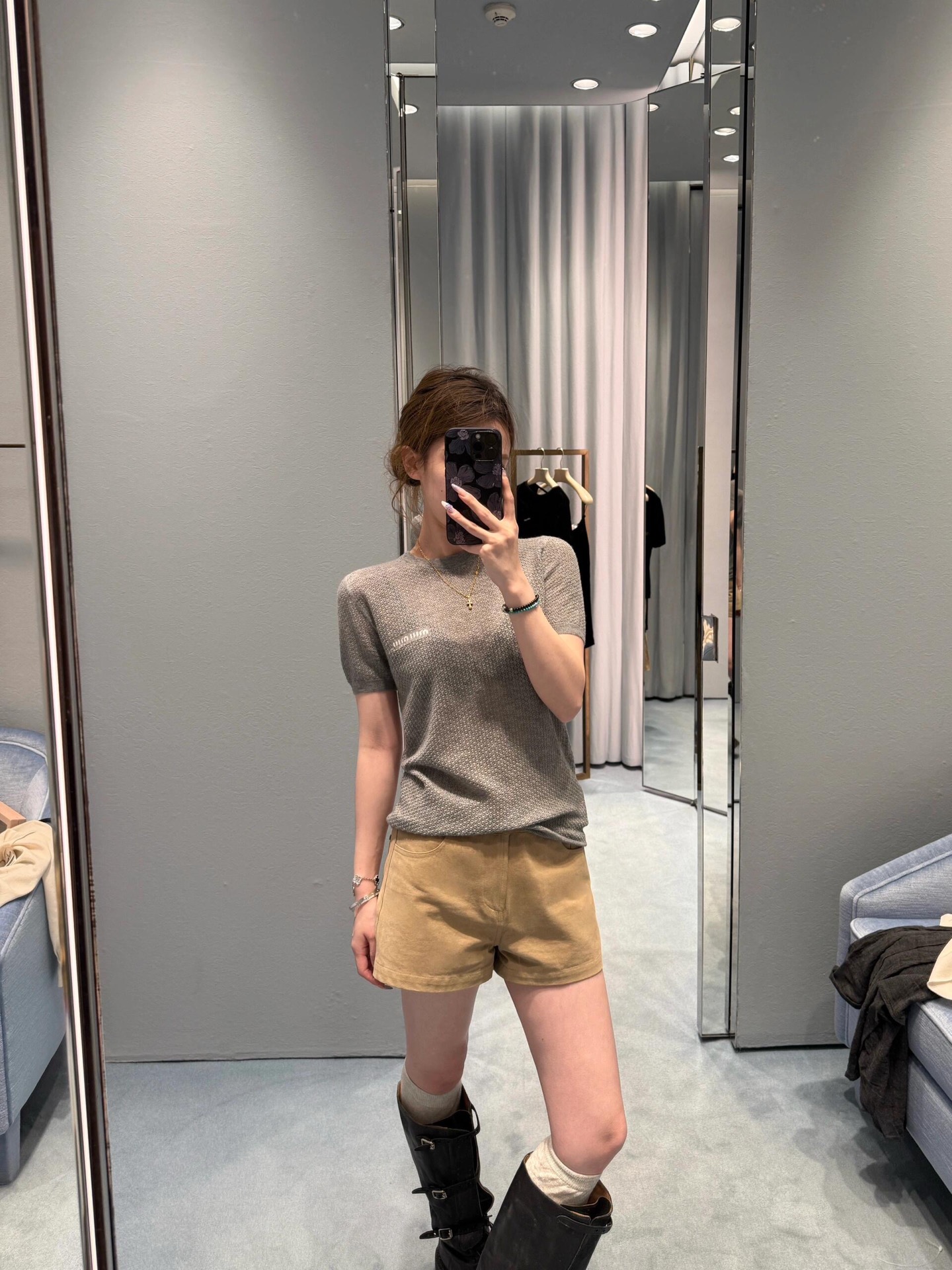 NO:331678,Batch Miumi* 25Ss summer new model micro-label hollow knitted short-sleeved top | Exclusive yb development!  High-end production!  The whole body is interwoven with hollow crochet texture, outlining the wavy diamond pattern. The neckline, cuffs and hem are all threaded lace design, which is elastic and elastic, comfortable and exquisite. The temperamental girlish style reduces the age and sweetness. S/M/L is available in stock, miumiu, T-shirt, alexander wang19860909批 Miumi* 25Ss夏季新款 微标镂空针织短袖上衣丨独家yb开发！高版出品！通体采用镂空钩针肌理交织,勾勒出波浪菱格花纹.领口、袖口和下摆都采用了螺纹花边设计,弹性松紧恰到好处,舒适又精致.气质少女风减龄甜美气息.现货发售S/M/L,,miumiu,T-shirt,alexander wang,Women's clothing