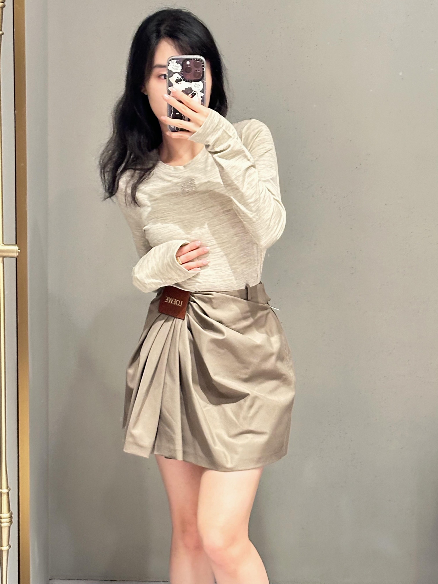 NO:411031,Loew* 25Ss spring and summer new style vertical cut pleated design skirt丨Exclusive yb development!  High-end production!  Modern and fashionable leather brand fixed pleat design feels super strong!  Customized waist-mounted style is not picky!  Imported twill pure cotton fabric has super texture!  The classic style is versatile and fashionable!  Super slim on the upper body!  The imported pure cotton fabric has a wide and stylish texture!  Highly recommended single products, S/M/L on sale in stock, loewe, skirts, alexander wang19860909Loew* 25Ss春夏新款 立裁褶皱设计半裙丨独家yb开发！高版出品！摩登时髦皮牌固定褶皱设计感超强！定制腰贴版型不挑人！进口斜纹纯棉布面料质感超物！经典版型百搭又时髦！上身超显瘦！进口纯棉面料质感挺阔有型！强烈推荐单品,现货发售S/M/L,,loewe,skirts,alexander wang,Women's clothing