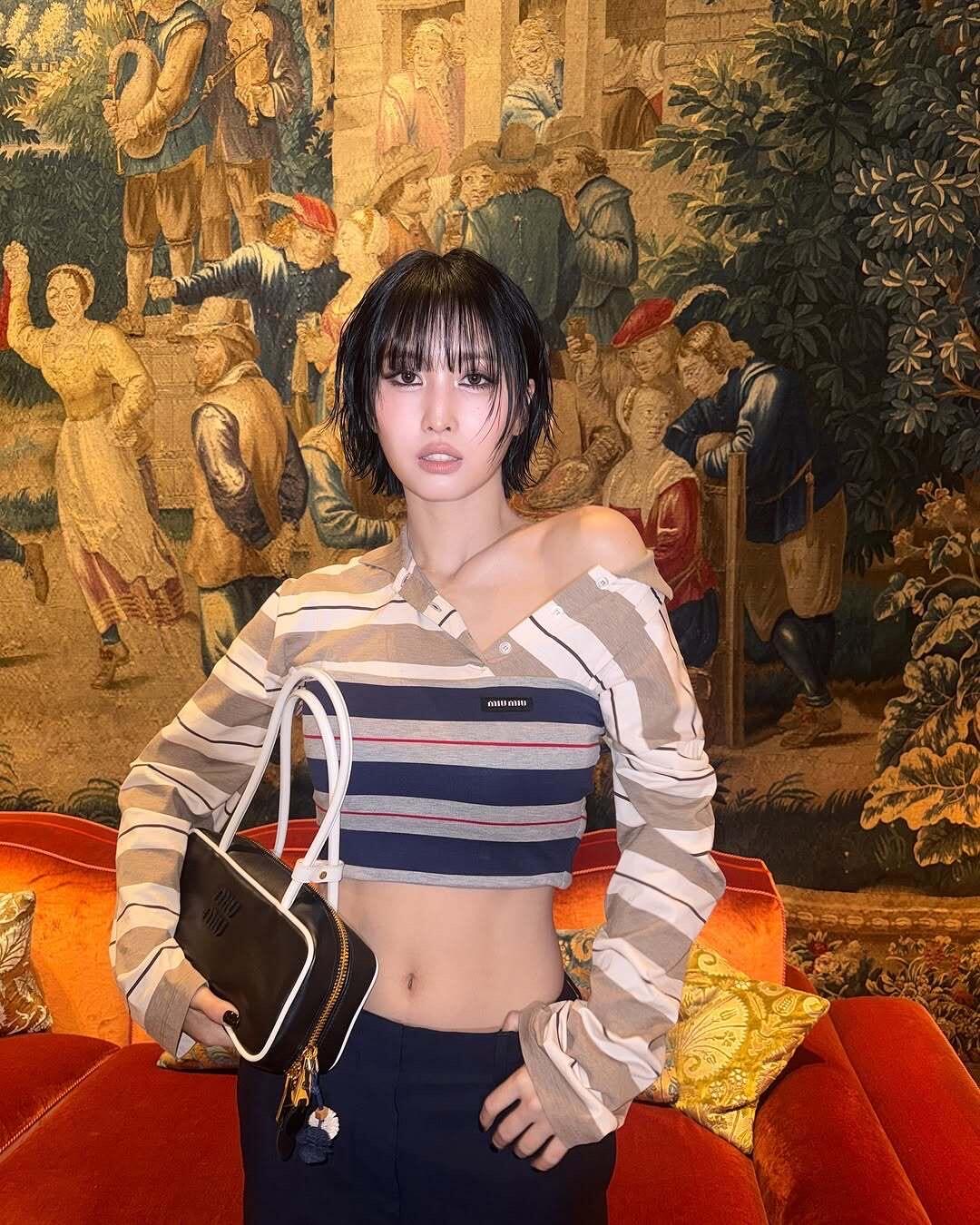 NO:331713,Miumi*25Ss spring and summer new model, micro-label striped color-blocking layered strapless bra | exclusive yb development!  High-end production!  The style of the tube top is also superb!  The layered design can be worn alone to show off your sexy waist, or a jacket or shirt to create a layered and fashionable look!  The super hot striped strapless bra has a very good color combination. It can be worn alone or layered. It is super versatile!  S/M/L, miumiu, jackets & coats,shirts,alexander wang19860909Miumi*25Ss春夏新款 微标条纹拼色叠穿抹胸丨独家yb开发！高版出品！抹胸的版型也是超级赞！叠穿的设计,既可以单穿展现性感小蛮腰,也可以搭配外套或者衬衫,打造出层次感十足的时尚造型！超火爆的条纹抹胸 配色非常好看 可单穿也可叠穿 超级百搭！现货发售S/M/L,,miumiu,jackets & coats,shirts,alexander wang,Women's clothing