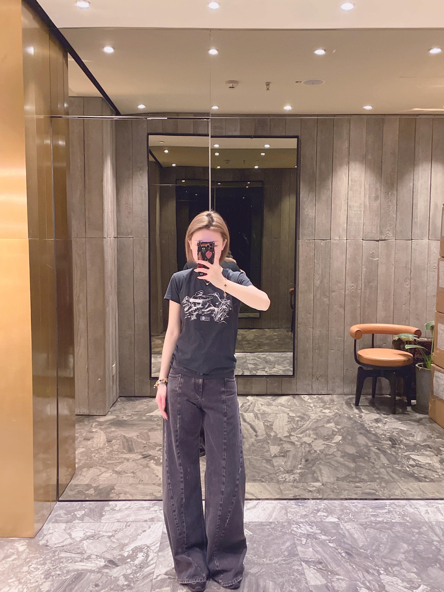 NO:409934,MaisonMargi*la 25ss Spring and Summer New Rabbit Printed Round Neck Short Sleeve T-shirt | Exclusive yb development!  High-end production!  A little rabbit with eyes on her chest is decorated with MM6 digital logo on her chest, and a top that can be worn alone. It is a daily casual and simple commuting top!  S/M/L, Masion Margiela, T-shirt,tees, t-shirt,alexander wang19860909MaisonMargi*la 25ss春夏新款 兔子印花圆领短袖T恤丨独家yb开发！高版出品！胸前一只蒙着眼睛的小兔子,下面饰有MM6数字logo,内搭单穿都可的一款上衣,日常休闲简约通勤上衣！现货发售S/M/L,,masion margiela,T-shirt,tees，t-shirt,alexander wang,Women's clothing