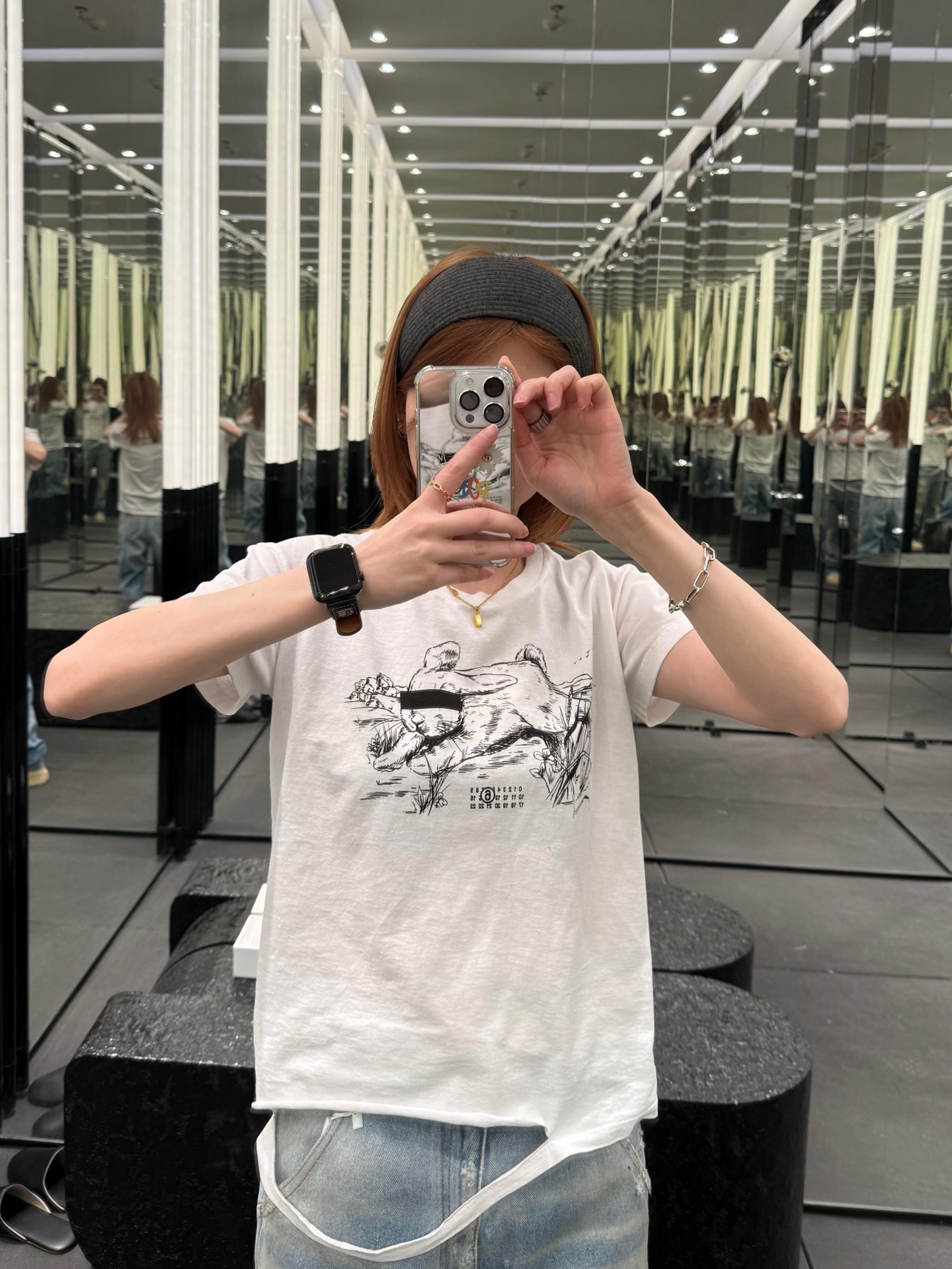 NO:409927,MaisonMargi*la 25ss Spring and Summer New Rabbit Printed Round Neck Short Sleeve T-shirt | Exclusive yb development!  High-end production!  A little rabbit with eyes on her chest is decorated with MM6 digital logo on her chest, and a top that can be worn alone. It is a daily casual and simple commuting top!  S/M/L, Masion Margiela, T-shirt,tees, t-shirt,alexander wang19860909MaisonMargi*la 25ss春夏新款 兔子印花圆领短袖T恤丨独家yb开发！高版出品！胸前一只蒙着眼睛的小兔子,下面饰有MM6数字logo,内搭单穿都可的一款上衣,日常休闲简约通勤上衣！现货发售S/M/L,,masion margiela,T-shirt,tees，t-shirt,alexander wang,Women's clothing