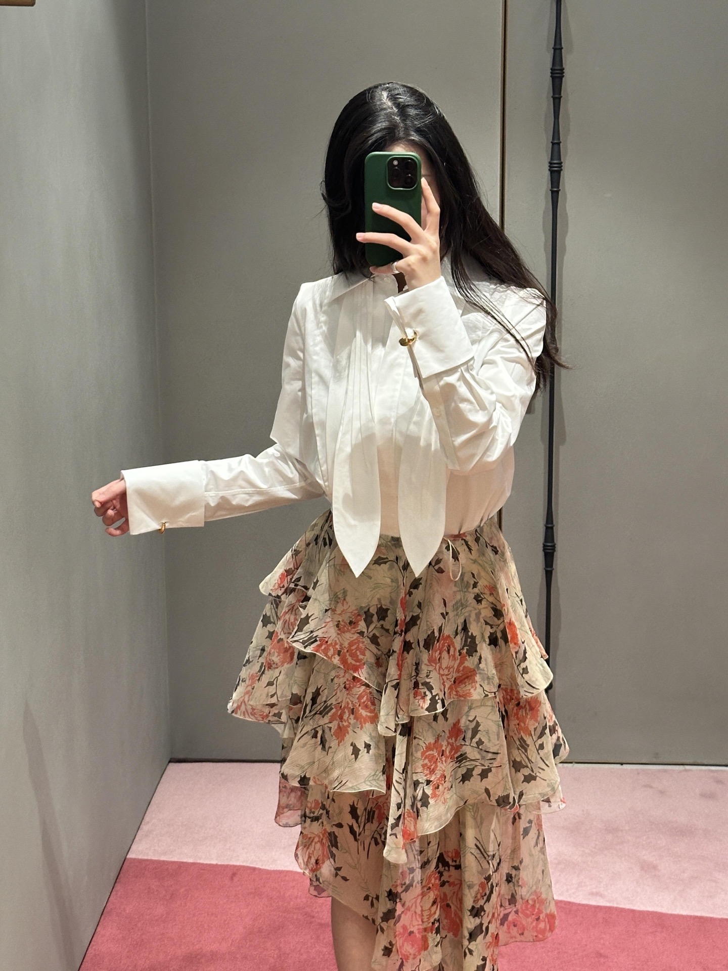 NO:335123,Loew* 25Ss Spring and Summer New Style, Pressed-Pleated Streamer Long Sleeve Shirt丨Exclusive High Edition Production!  Includes a detachable tie in the same color!  Freely switch commuting and casual styles, exquisite hardware accessories fix the cuffs, carved with unique patterns add a bit of luxury to the overall shape, and the pleated chest design is classic style that is versatile and not picky!  Cotton poplin shirt fabric!  Workmanship quality depends on the details. S/M/L is available in stock, loewe,shirts,ties,alexander wang19860909Loew* 25Ss春夏新款 压褶飘带长袖衬衫丨独家高版出品！附带同色系可拆取领带！自由切换通勤和休闲风格,精美五金配件固定袖口,雕刻着独特图案为整体造型增添了几分奢华,褶皱胸前设计经典版型百搭不挑人！棉府绸衬衫面料！做工品质看细节.现货发售S/M/L,,loewe,shirts,ties,alexander wang,Women's clothing