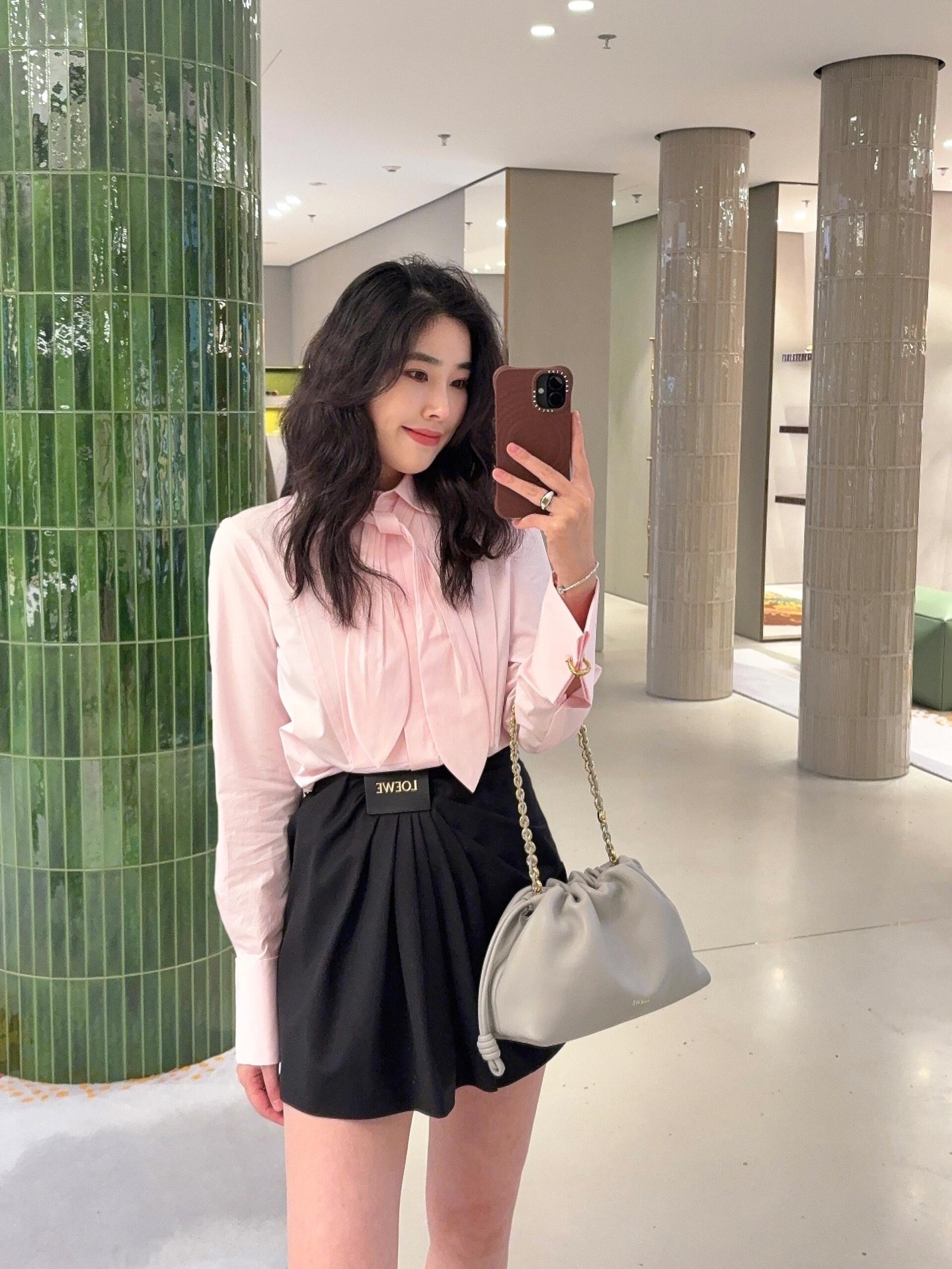 NO:335127,Loew* 25Ss Spring and Summer New Style, Pressed-Pleated Streamer Long Sleeve Shirt丨Exclusive High Edition Production!  Includes a detachable tie in the same color!  Freely switch commuting and casual styles, exquisite hardware accessories fix the cuffs, carved with unique patterns add a bit of luxury to the overall shape, and the pleated chest design is classic style that is versatile and not picky!  Cotton poplin shirt fabric!  Workmanship quality depends on the details. S/M/L is available in stock, loewe,shirts,ties,alexander wang19860909Loew* 25Ss春夏新款 压褶飘带长袖衬衫丨独家高版出品！附带同色系可拆取领带！自由切换通勤和休闲风格,精美五金配件固定袖口,雕刻着独特图案为整体造型增添了几分奢华,褶皱胸前设计经典版型百搭不挑人！棉府绸衬衫面料！做工品质看细节.现货发售S/M/L,,loewe,shirts,ties,alexander wang,Women's clothing