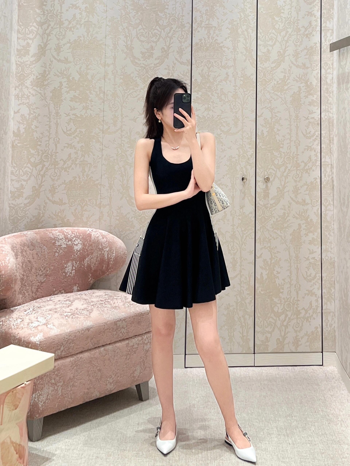 NO:409945,Dio* 25Ss spring and summer new style, side logo slimming vest knitted skirt丨Exclusive high-end production!  Classic brand letter webbing shows luxury while being elegant. Single-fitting and layering highlight the taste of high-end celebrities. The first choice for dressing with stylish and stylish four seasons. Standard white and rich beauty. S/M/L, dior, skirts, alexander wang19860909Dio* 25Ss春夏新款 侧身logo显瘦背心针织裙丨独家高版出品！经典品牌字母织带 尽显奢华的同时不失雅致 单穿叠搭都 突出高级名媛品味 四季气质时髦精的穿搭首选 白富美标配 现货发售S/M/L,,dior,skirts,alexander wang,Women's clothing