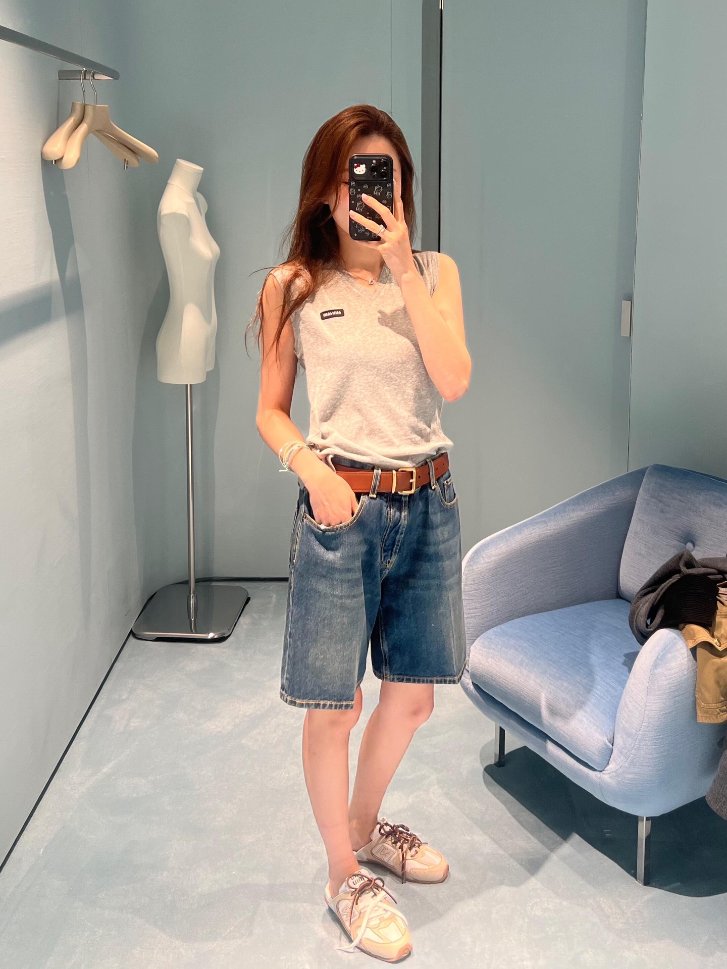 NO:332850,Miumi* 25Ss spring and summer new style high-waisted denim shorts丨Exclusive yb development!  High-end production!  Imported twill cotton denim material, multi-enzyme washing, crisp, comfortable and stylish, high-waist buckle-in-packing style design, add layered look, embroidered with the embroidered letter logo in the back hip pocket, highlight the brand tone, surface auxiliary material development, high-waist shorts tailored, can be matched with the same series of jackets, the details logo echoes the upper and lower, the complete set is more coordinated and advanced, S/M/L,,miumiu, shorts, jackets & coats,alexander wang19860909Miumi* 25Ss春夏新款 高腰牛仔短裤丨独家yb开发！高版出品！进口斜纹棉牛仔材质 多重酵素水洗 挺括舒适有型 高腰系扣插兜版型设计 增添造型层次感 配合后臀口袋绣花字母徽标点缀 彰显品牌调性 面辅料开发 高腰短裤剪裁 可搭配同系列外套 细节徽标上下呼应 成套穿搭更为协调高级 现货发售S/M/L,,miumiu,shorts,jackets & coats,alexander wang,Women's clothing
