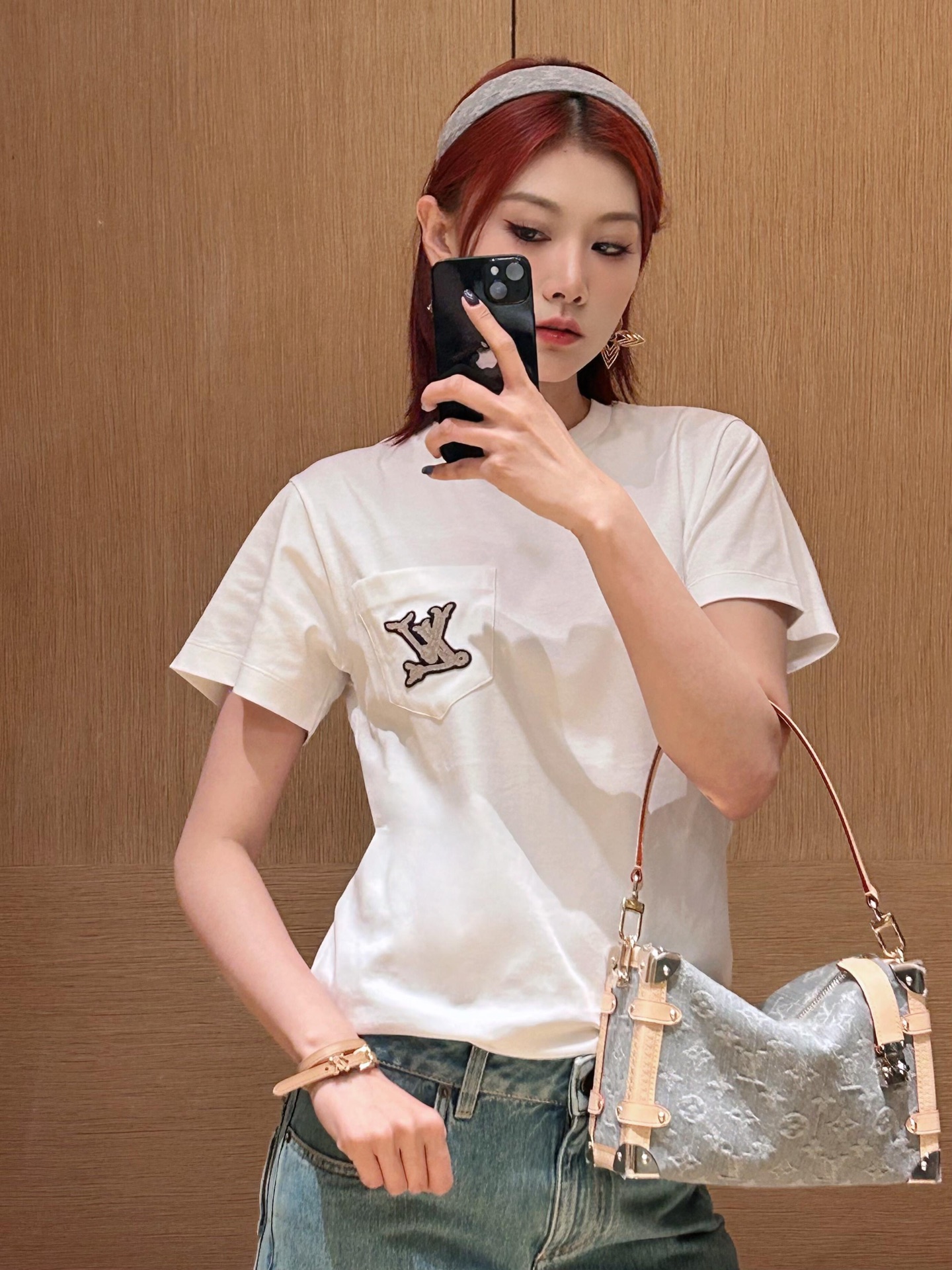 NO:335119,Louis Vuitto* 25Ss Spring and Summer New Nautical Series Pocket Embroidered Round Neck Short Sleeve T-shirt | Exclusive yb development!  High-end production!  The versatile and handsome classic style is very good for casual pairing of jeans. The upper body is easy to have a refreshing temperament and soft texture. The upper body will not feel restrained. The chest brand embroidery logo embellishes the simple style to create exquisite items that are not picky about people. It is available in stock. S/M/L, louis vuitton, jeans, T-shirt, tees, t-shirt, alexander wang19860909Louis Vuitto* 25Ss春夏新款 航海系列口袋刺绣圆领短袖T恤丨独家yb开发！高版出品！百搭又帅气经典的版型随便搭条牛仔裤就很不错 上身轻松拥有清爽气质质地柔软上身不会有束缚感 胸口品牌刺绣Logo点缀简约版型打造精致单品不挑人休闲百搭 现货发售S/M/L,,louis vuitton,jeans,T-shirt,tees，t-shirt,alexander wang,Women's clothing