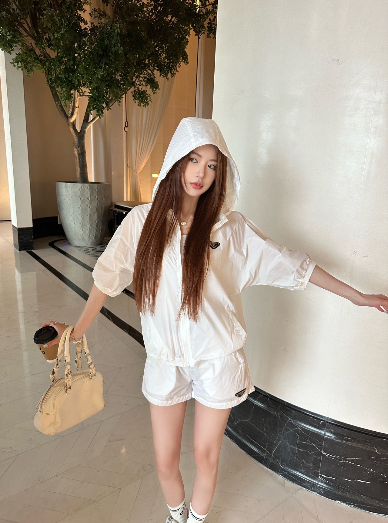 NO:417354,Prad* 25SS spring and summer new style hooded triangle coat shorts sun protection set | Exclusive yb development!  High-end production!  Classic black and white simple and full of high-end feeling, comfortable, light and breathable, excellent sun protection that will not be stuffy in summer. Hooded jacket with high waist elastic shorts, age-reducing and youthful and energetic. On sale in stock S/M/L,,prada, shorts, jackets & coats,hats,alexander wang19860909Prad* 25SS春夏新款 连帽三角标外套短裤防晒套装丨独家yb开发！高版出品！ 经典黑白色系简约又充满高级感上身舒适轻薄透气 夏日不会闷热的超赞防晒 连帽外套搭配高腰松紧小短裤 减龄又富有青春活力 现货发售 S/M/L,,prada,shorts,jackets & coats,hats,alexander wang,Women's clothing