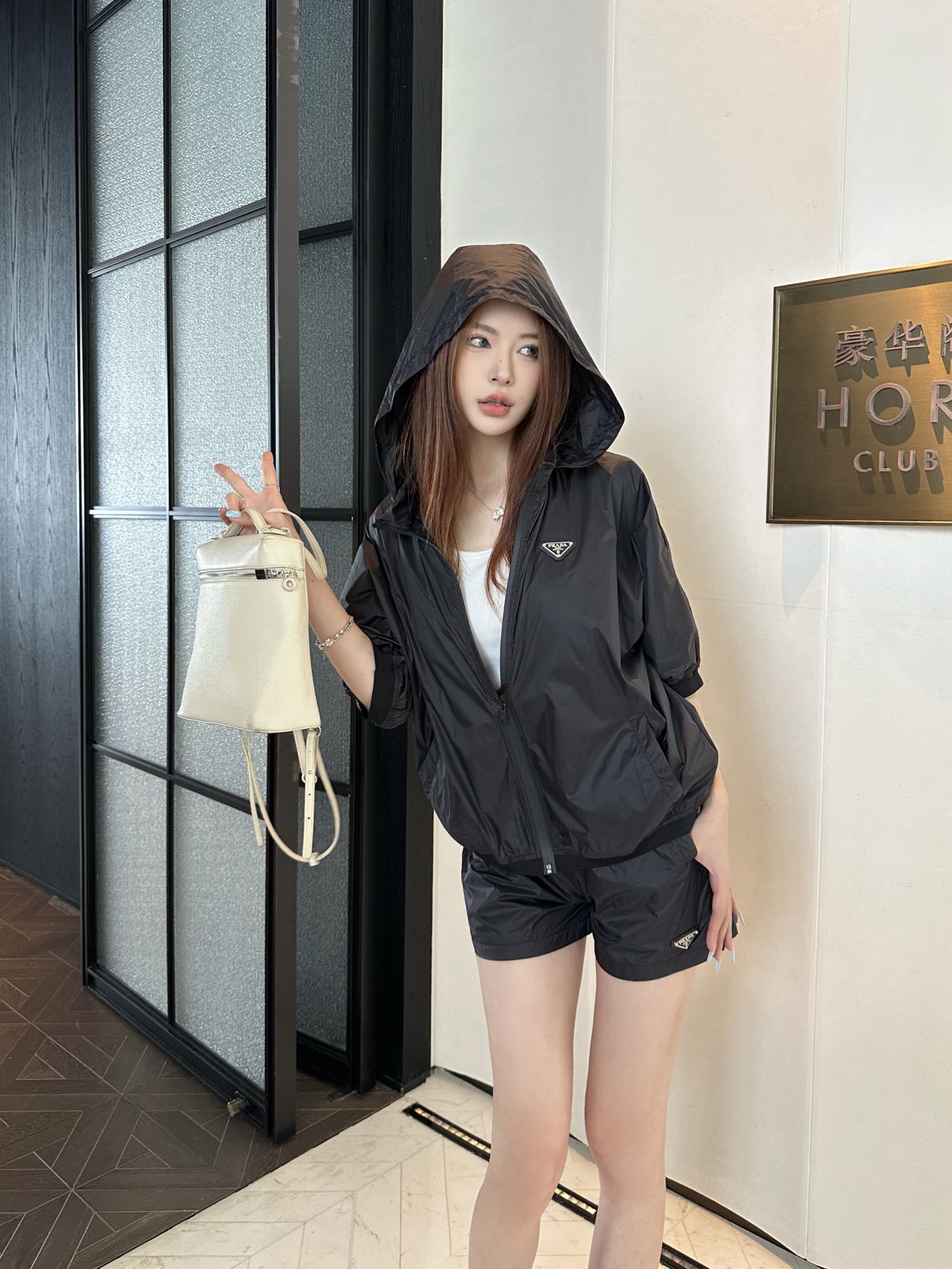 NO:417374,Prad* 25SS spring and summer new style hooded triangle coat shorts sun protection set | Exclusive yb development!  High-end production!  Classic black and white series is simple and full of high-end feeling, comfortable, light and breathable, and awesome sun protection that will not be stuffy in summer. Hooded jacket with high-waisted elastic shorts, age-reducing and youthful and energetic. On sale in stock S/M/L,,prada, shorts, jackets & coats,hats,alexander wang19860909Prad* 25SS春夏新款 连帽三角标外套短裤防晒套装丨独家yb开发！高版出品！ 经典黑白色系简约又充满高级感上身舒适轻薄透气 夏日不会闷热的超赞防晒 连帽外套搭配高腰松紧小短裤 减龄又富有青春活力 现货发售 S/M/L,,prada,shorts,jackets & coats,hats,alexander wang,Women's clothing