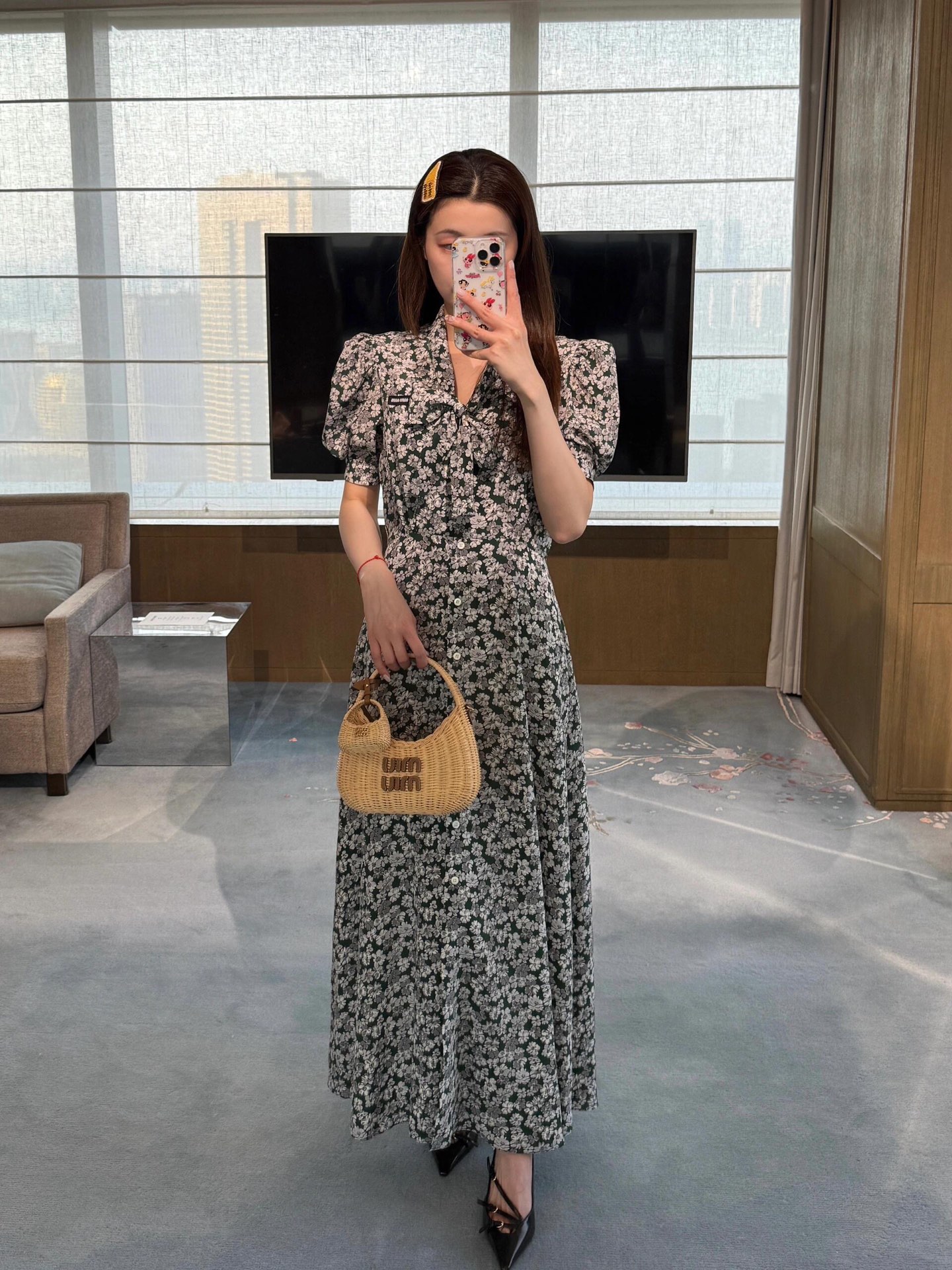 NO:409936,Miumi* 25Ss spring and summer new style small floral streamer short-sleeved dress丨Exclusive high-end production!  The overall style is super elegant. The V-neck lace style is full of feminine charm. The upper body looks slim and tall, and the neckline is smart and playful. The puff sleeve design is romantic and versatile and fashionable. The single-breasted design style is elegant and stylish. The color matching is full of retro feel, making the whole piece look retro and fashionable. On sale in stock. S/M/L,,miumiu, skirts, T-shirt, alexander wang19860909Miumi* 25Ss春夏新款 小碎花飘带短袖连衣裙丨独家高版出品！整体超级有气质 V领系带款式充满女性魅力 上身显瘦显高巨显气质 领口蝴蝶结灵动俏皮 泡泡袖设计 浪漫百搭又时髦 单排扣设计款式大气更具有韵味和气场感 配色复古感十足 显得整件复古又时髦 现货发售 S/M/L,,miumiu,skirts,T-shirt,alexander wang,Women's clothing