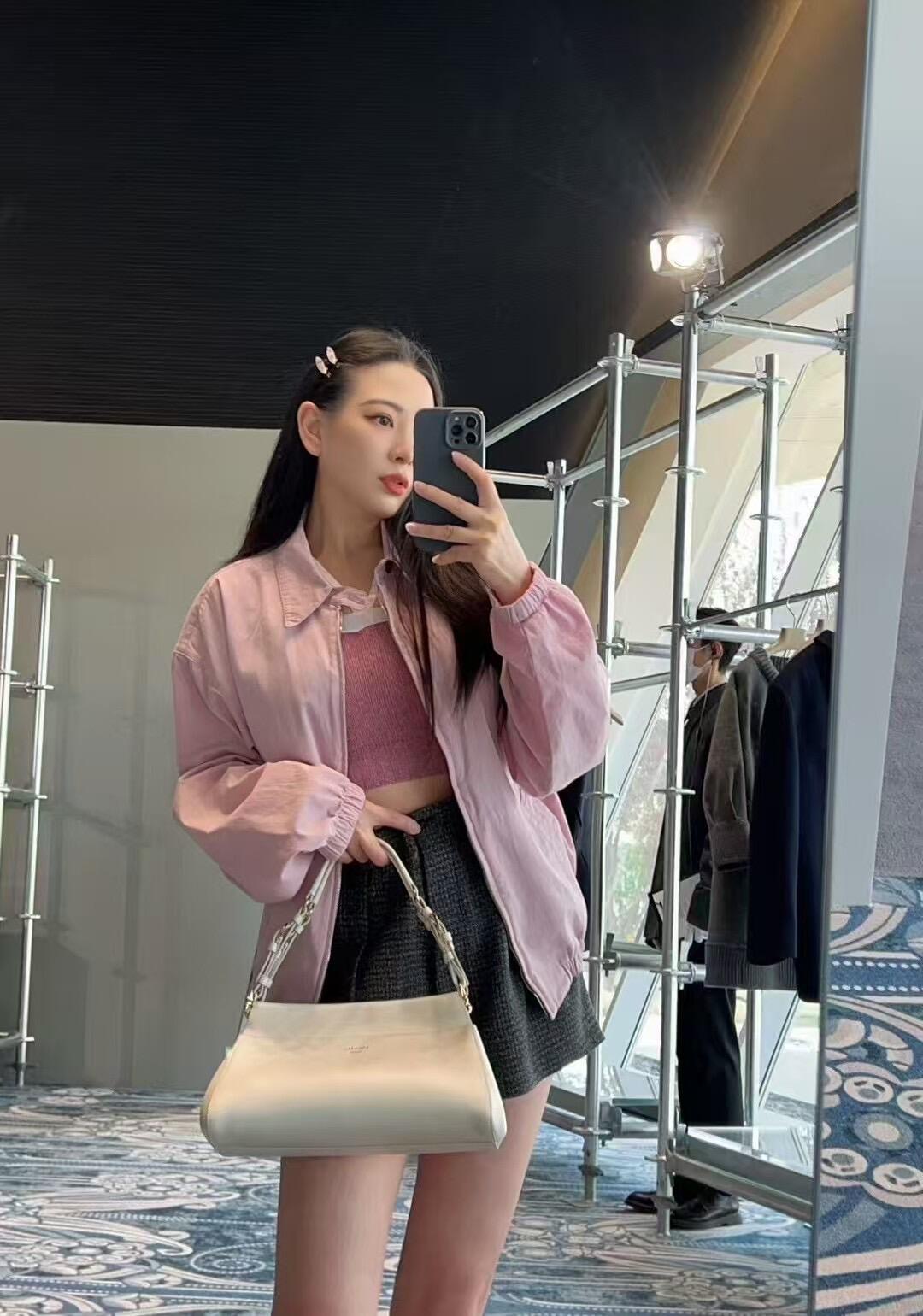 NO:332849,Prad* 25SS early autumn new style, low-saturation color old cadre jacket | Exclusive high-end production!  Imported high-density worsted twill pure cotton fabric has a wide and comfortable texture!  Three-dimensional tailoring loose fit is high-end and fashionable!  All-match, not picky, and look slim. Perfect workmanship quality depends on the details. S/M/L, prada, jackets & coats, jackets & coats, alexander wang19860909Prad* 25SS早秋新款 低饱和色度老干部夹克外套丨独家高版出品！进口高密度精纺斜纹纯棉面料质感挺阔舒适！立体剪裁宽松版型高级时髦！百搭不挑人上身巨显瘦.完美做工品质看细节. 现货发售 S/M/L,,prada,jackets & coats,jackets & coats,alexander wang,Women's clothing