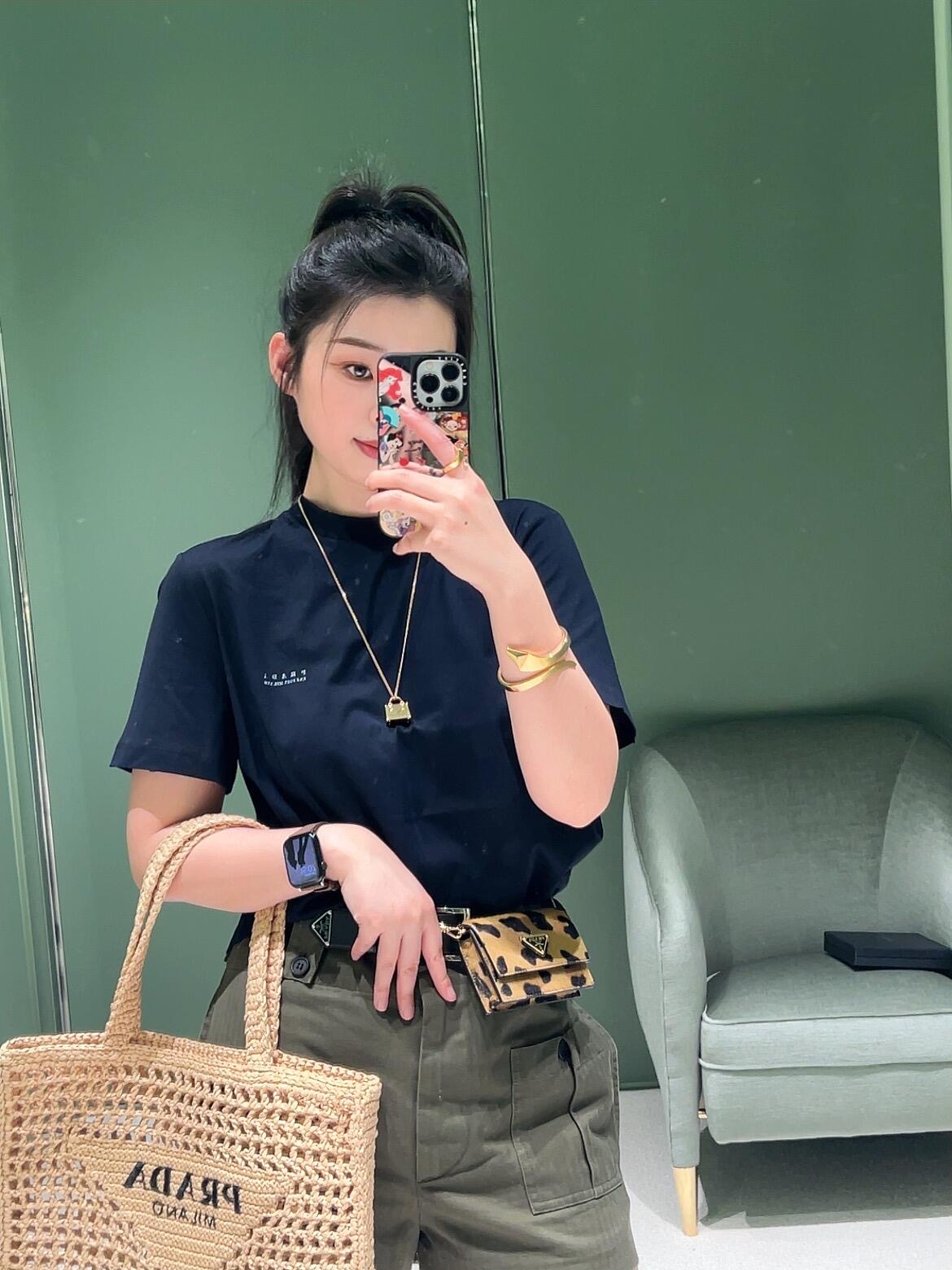 NO:422517,Prad* 25SS spring and summer new style letter printed round neck short-sleeved T-shirt | Exclusive yb development!  High-end production!  The iconic print on the chest highlights the brand's style. Made of gram-weight pure cotton, slightly elastic, and gives a slim visual effect. The iconic letter logo on the front side of the chest is embellished. The brand's own fashion sense is instantly created. Create a relaxed and fashionable style at will. It is stylish and stylish in one wear. On sale in stock. S/M/L,,prada,T-shirt,tees,t-shirt,alexander wang19860909Prad* 25SS春夏新款 字母印花圆领短袖T恤丨独家yb开发！高版出品！胸口标志性印花点缀凸显品牌格调 采用克重纯棉制成 略带有弹力 呈现显瘦视觉效果 正面胸前单侧点缀标志性字母徽标 品牌自带的时尚感立现 随心打造松弛时髦风格 单穿内搭都出彩时髦 现货发售 S/M/L,,prada,T-shirt,tees，t-shirt,alexander wang,Women's clothing