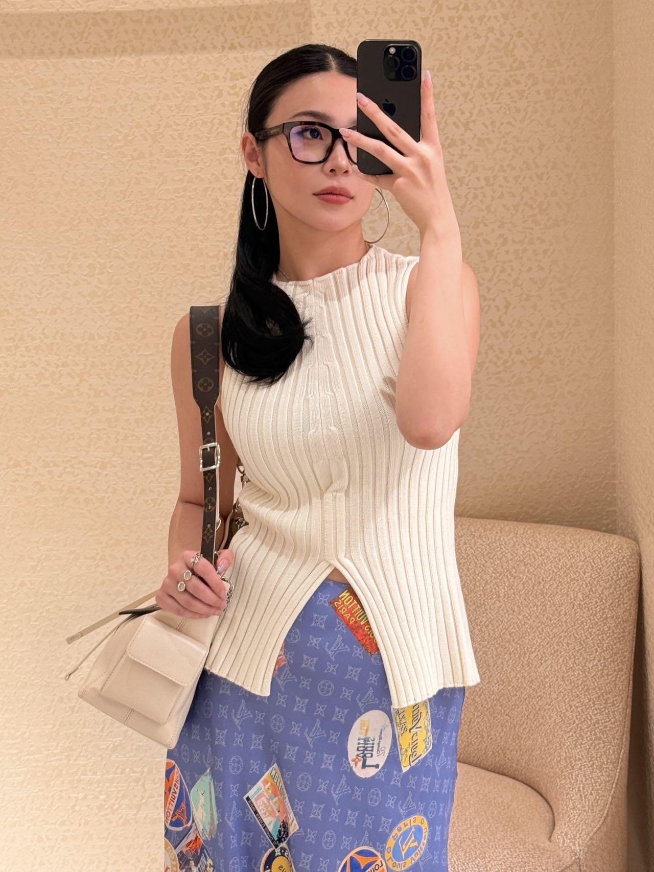 NO:332841,Louis Vuitto* 25Ss Spring and Summer New Flight Mode Series Slit Slim Knitted Small Vest Top | Exclusive YB Development!  High-end production!  YB custom cotton and wool yarn is delicate and comfortable!  Genuine leather logo embellishment is high-end and versatile. The temperament is small round neck contrasting color design is minimalist and fashionable and elegant!  The classic style of thick needle pit strips is not picky about people, making them look slim and versatile!  Highly recommend a must-have item!  Perfect workmanship quality depends on details, S/M/L is available in stock, louis vuitton, alexander wang19860909Louis Vuitto* 25Ss春夏新款 Flight Mode 系列开衩修身针织小背心上衣丨独家yb开发！高版出品！YB定制棉加羊毛纱线细腻舒适！真皮皮标缀饰高级百搭.气质小圆领撞色设计极简风 时髦优雅！粗针坑条工艺经典版型不挑人上身显瘦又百搭！强烈推荐必入单品！完美做工品质看细节,现货发售S/M/L,,louis vuitton,alexander wang,Women's clothing