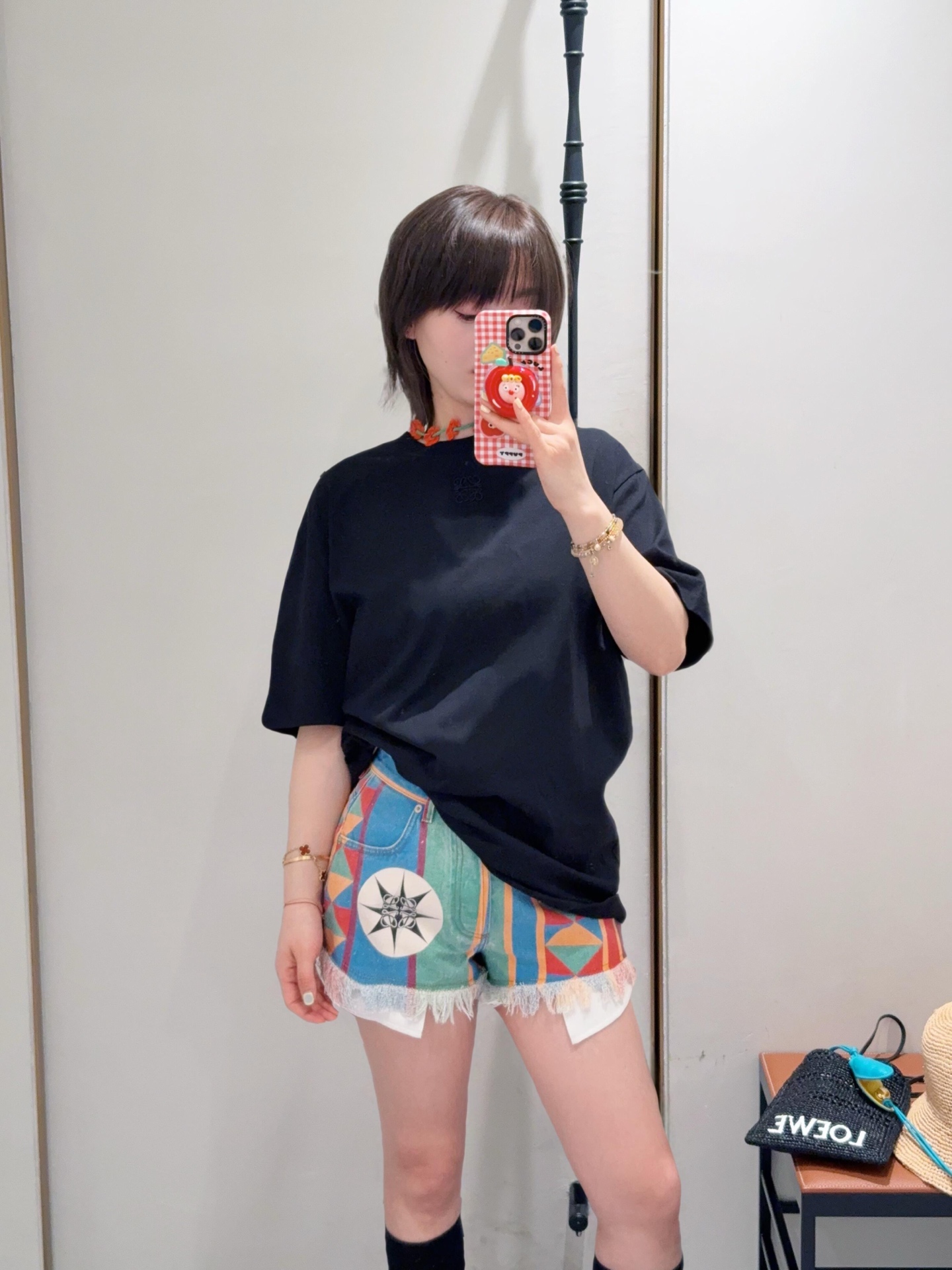 NO:332844,Loew* 25Ss spring and summer new style, cute T-shirt with flower halter with micro-label embroidery | Exclusive yb development!  High-end production!  Give you a little red flower?  A circle of small red flowers on the neckline is really eye-catching, making the black no longer dull, the style is slim and slim, the material is comfortable and skin-friendly, the perfect workmanship quality depends on the details, on-site S/M/L, loewe, tees, t-shirt, alexander wang19860909Loew* 25Ss春夏新款 微标刺绣自带花花挂脖的可爱T恤丨独家yb开发！高版出品！送你一朵小红花？领口一圈小红花真的很吸睛 让黑色不再沉闷 版型修身显瘦 材质舒适又亲肤 完美做工品质看细节,现货发售S/M/L,,loewe,tees，t-shirt,alexander wang,Women's clothing