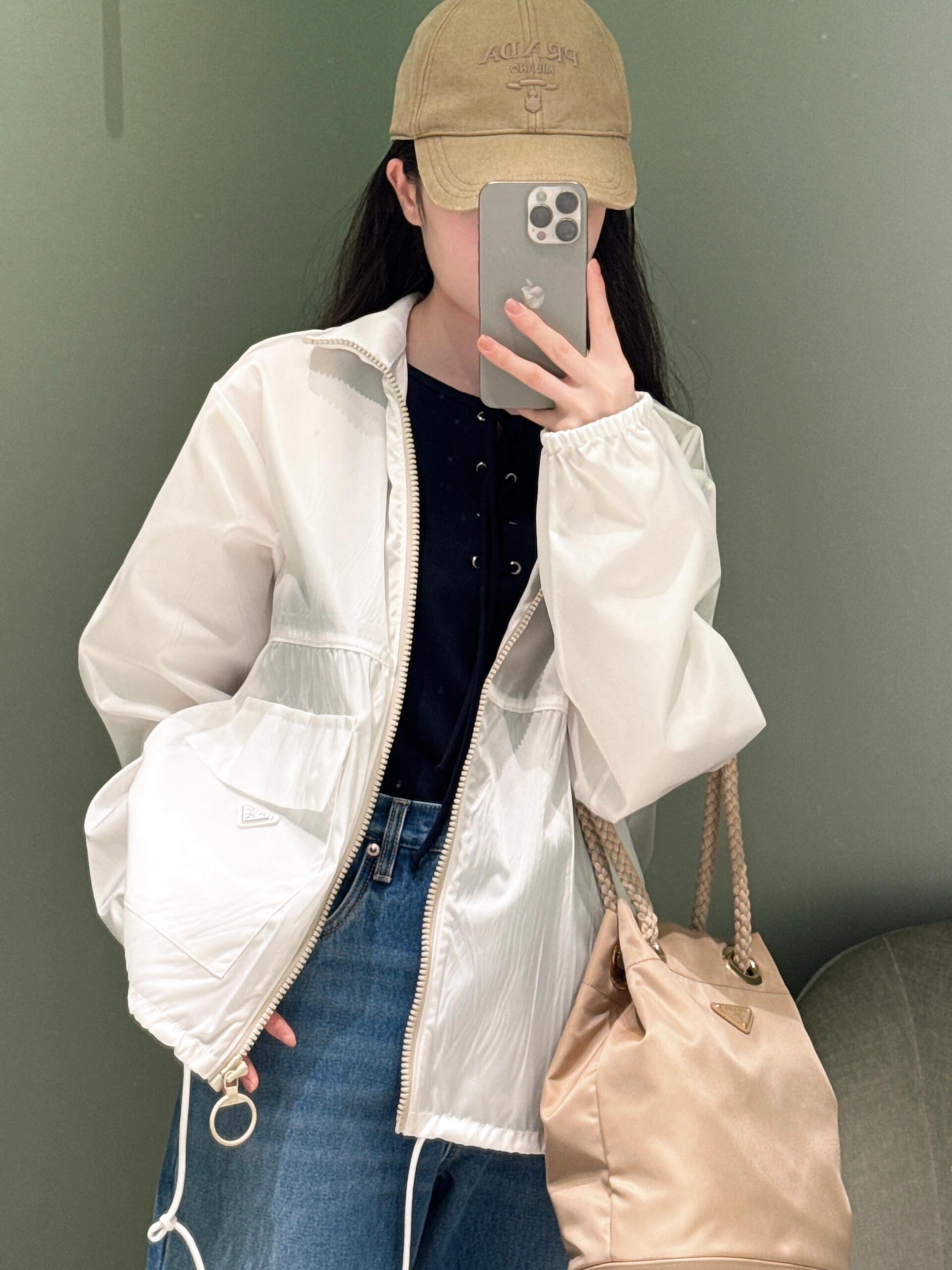 NO:425996,Prad* 25Ss Spring and Summer New Capsule Series Recycled Nylon Zipper Jacket Sunscreen Jacket | Exclusive YB Development!  High-end production!  Classic short loose-fitting hem drawstring is adjustable design. It can be sweet and salty to reduce age and is fashionable and handsome!  Imported recycled nylon memory silk fabric has a silky texture, delicate and comfortable texture, and the classic style is not picky for people, making the upper body look slim!  A must-have for white, rich and beautiful women!  S/M/L, prada, jackets & coats, jackets & coats, alexander wang19860909Prad* 25Ss春夏新款 胶囊系列再生尼龙拉链夹克防晒外套丨独家yb开发！高版出品！经典短款宽松版型下摆抽绳可调节设计.可甜可盐减龄时髦又帅气！进口再生尼龙记忆丝面料质感丝滑细腻挺阔舒适,经典不挑人版型上身巨显瘦！白富美必备！现货发售S/M/L,,prada,jackets & coats,jackets & coats,alexander wang,Women's clothing