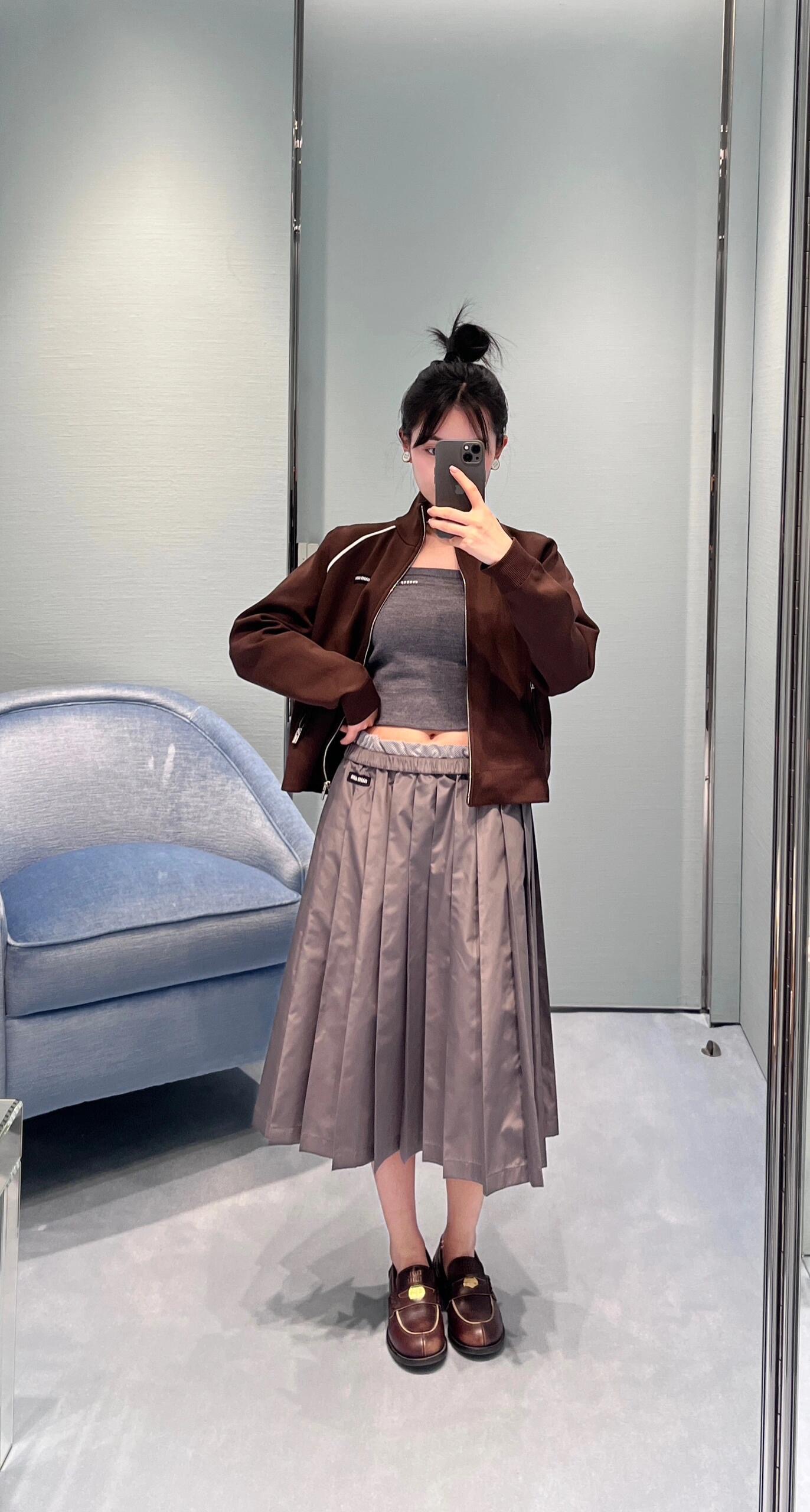 NO:333656,Miumi* 25Ss Spring and Summer New Gray Nylon Series Pleated Skirt丨Exclusive yb development!  High-end production!  The elastic medium and high waist pleated skirt body, the splicing style folded lace waist is too Miu. A skirt is made of super large materials, with exquisite pleats and pleats, and the drooping feel is very good. The skirt body is embellished with logo patches to add highlights, and the upper body is very three-dimensional!  S/M/L, miumiu, skirts, alexander wang19860909Miumi* 25Ss春夏新款 灰色尼龙系列百褶半身裙丨独家yb开发！高版出品！松紧中高腰百褶裙身,拼接运动风翻折花边腰身太Miu啦,一条裙子超大用料,褶位和褶量精致,垂感非常好,裙身点缀logo贴布增添亮点, 上身非常有立体感！现货发售S/M/L,,miumiu,skirts,alexander wang,Women's clothing