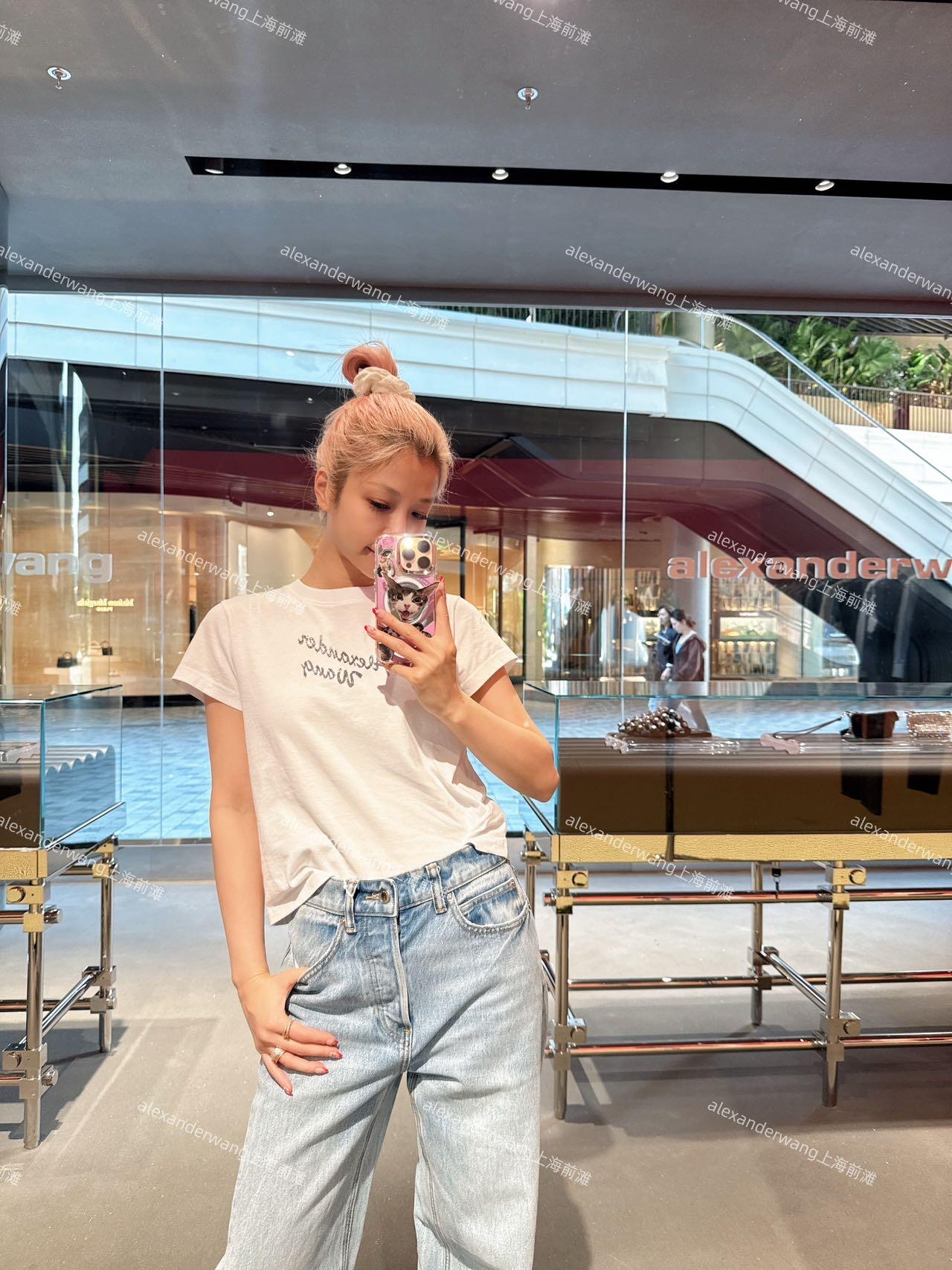 NO:335513,Alexand*r wang 25Ss spring and summer new style, hot diamond bead round neck short-sleeved T-shirt | Exclusive yb development!  High-end production!  Made of gram-weight pure cotton, full of drape, presents a slimming visual effect, uses the washing process to restore uniform black and white color, the ironing diamond beads on the chest outline the brand logo pattern of the flower body, collide with the color of the big body, fashionable and high-end feeling immediately creates a personal style, fashionable and relaxed, single wear and inner wear is brilliant and fashionable, S/M/L, T-shirt,tees, t-shirt,alexander wang19860909Alexand*r wang 25Ss春夏新款 烫钻钉珠圆领短袖T恤丨独家yb开发！高版出品！采用克重纯棉制成 垂坠感十足 呈现显瘦视觉效果 利用水洗工艺还原均匀黑白本色 胸前烫钻钉珠勾勒出花体品牌徽标图案 与大身颜色碰撞 时尚高级感立现 打造个性风格 时髦松弛 单穿内搭都出彩时髦 现货发售S/M/L,,T-shirt,tees，t-shirt,alexander wang,Women's clothing