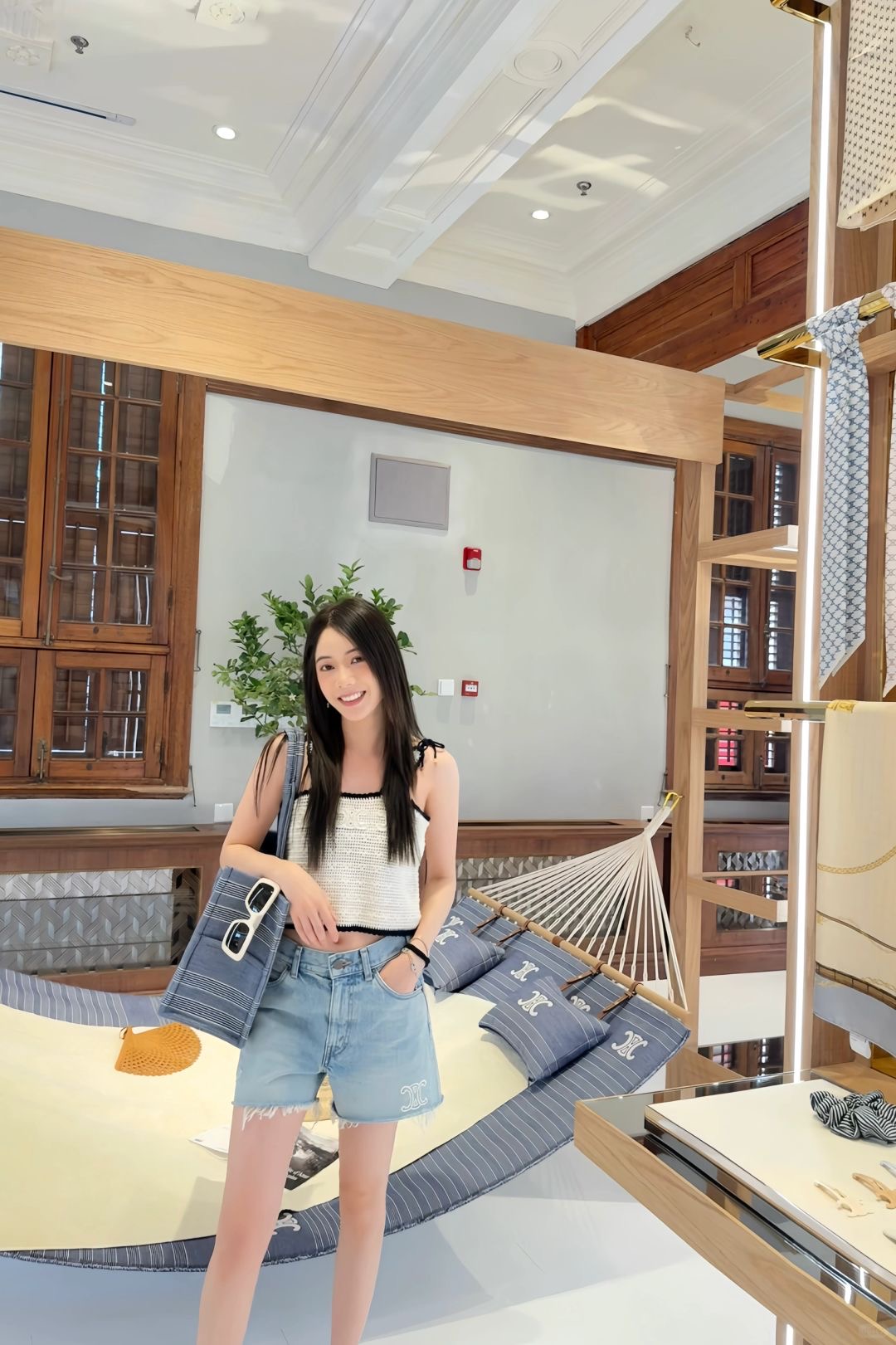 NO:422032,Celin* 25Ss early spring new model hollow crochet knitted suspender vest丨Exclusive yb development!  High-end production!  Customized yarns, comfortable texture, with hollowed-out crochet elements as the design highlights. The details of the Arc de Triomphe on the chest add a lively atmosphere to the simple outfit. Without deliberate decoration, it can show the elegant and high-end brand tone. Regular version, smooth and inclusive, slim and fashionable!  S/M/L, celine, alexander wang19860909Celin* 25Ss早春新款 镂空钩花针织吊带背心丨独家yb开发！高版出品！定制纱线,质感舒适以镂空感的钩花元素作为设计亮点 胸前凯旋门细节更是为简易穿搭增添活泼气息 无需刻意加饰 即可彰显典雅高级的品牌调性 常规版型 流畅包容 显瘦时髦！现货发售S/M/L,,celine,alexander wang,Women's clothing