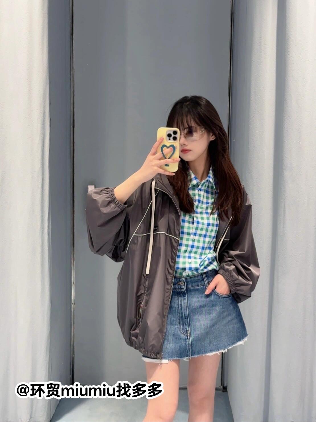 NO:415617,Miumi* 25Ss spring and summer new style intellectual sports style sunscreen jacket | Exclusive yb development!  High-end production!  The classic hooded loose style, high-end color scheme is handsome and cool, and the customized imported memory silk fabric has a great texture. It can be sweet and salty, and the temperament is age-reducing and girlish style is versatile and not picky!  Workmanship quality depends on the details. S/M/L is available in stock, miumiu, jackets & coats, hats, alexander wang19860909Miumi* 25Ss春夏新款 知识分子运动风防晒外套丨独家yb开发！高版出品！经典连帽宽松版型,高级配色帅气又拉风,定制进口记忆丝面料质感超赞.可甜可盐气质减龄少女风百搭不挑人！做工品质看细节.现货发售S/M/L,,miumiu,jackets & coats,hats,alexander wang,Women's clothing