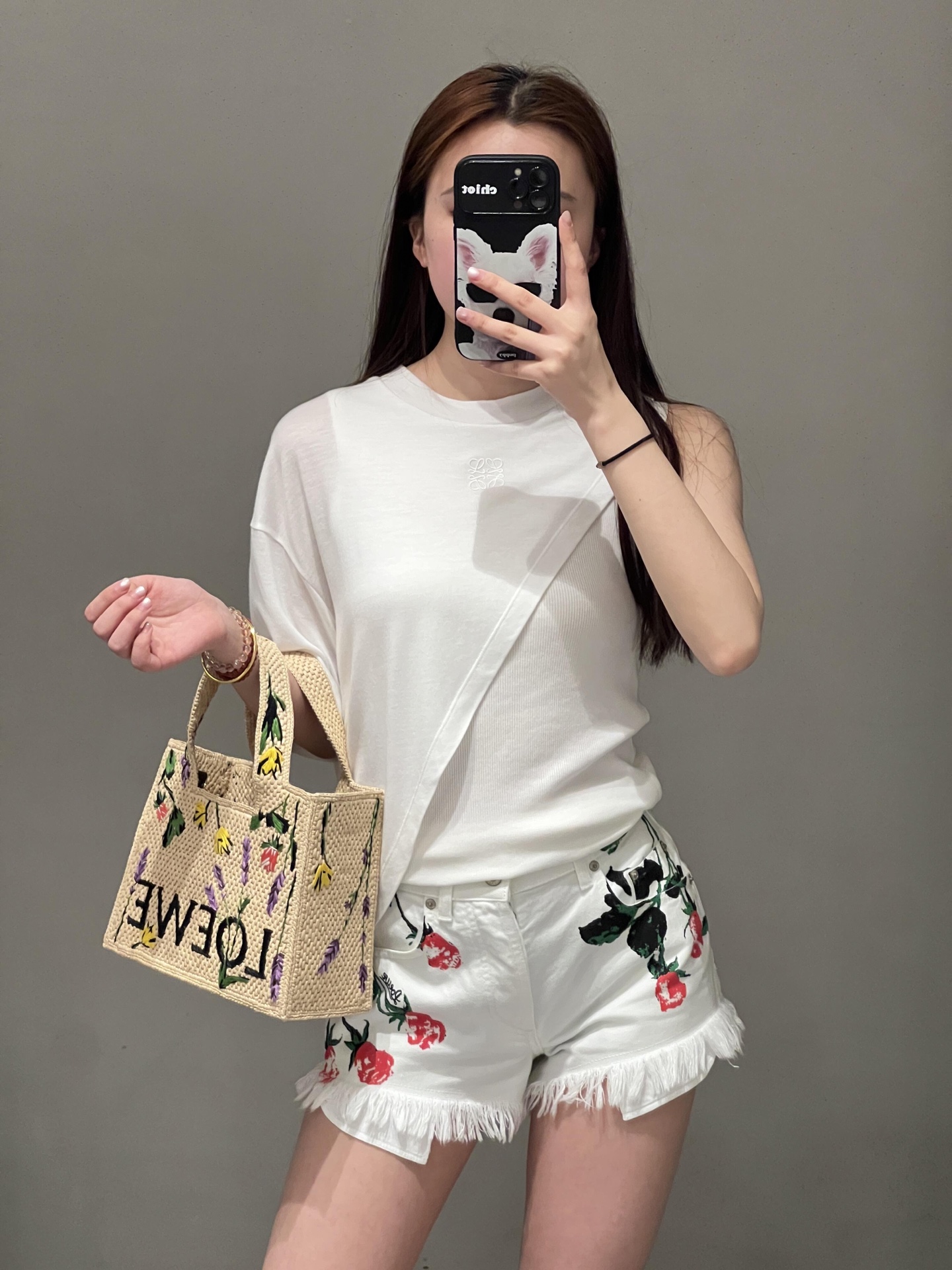 NO:332875,Loew* 25ss Spring and Summer New Style Rose Printed White Denim Shorts丨Exclusive High Edition Production!  The upper body on the street can easily create an atmosphere, with an absolute turnover rate of 100%. It uses organic cotton denim fabric, rose print   hem flow design, straight slimming style, slimming and legs, versatile tool, not picky for people to wear, can be used in any body shape, S/M/L,,loewe, shorts, alexander wang19860909Loew* 25ss春夏新款 玫瑰花印花白色牛仔短裤丨独家高版出品！出街上身轻松营造氛围感 绝对回头率百分百 采用有机棉牛仔面料 玫瑰花印花 下摆流须设计 直筒显瘦版型 显瘦显腿长 百搭利器 不挑人穿 任何身形都可驾驭 现货发售S/M/L,,loewe,shorts,alexander wang,Women's clothing