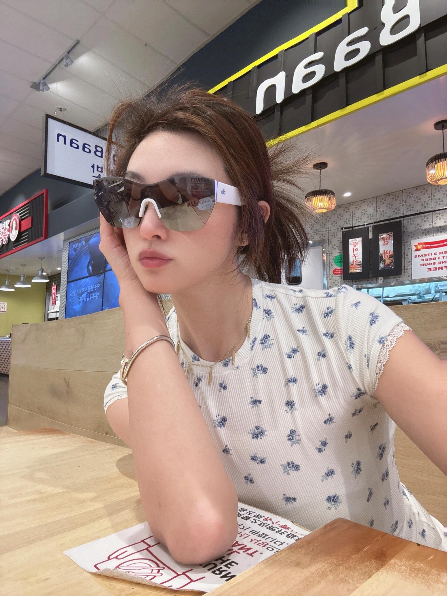 NO:335521,Skim* 25Ss Spring and Summer New Style, Cuff Lace Lace Floral Slim Short-sleeved T-shirt丨Exclusive high-end production!  Love the whole thing!  Soft and skin-friendly cotton blend fabric, it is very comfortable to wear with close body, and you can design details at home and hide small surprises. The floral elements are the soul. Retro and romantic, no matter how you wear it, it can easily become the focus of the crowd. S/M/L, T-shirt,tees, t-shirt,alexander wang19860909Skim* 25Ss春夏新款 袖口蕾丝花边碎花修身短袖T恤丨独家高版出品！一整个爱住！柔软又亲肤的棉质混纺面料,贴身穿超舒服,户外居家都可以设计细节藏着小惊喜碎花元素是灵魂所在,复古又浪漫不管怎么穿,都能轻松成为人群中的焦点 现货发售S/M/L,,T-shirt,tees，t-shirt,alexander wang,Women's clothing