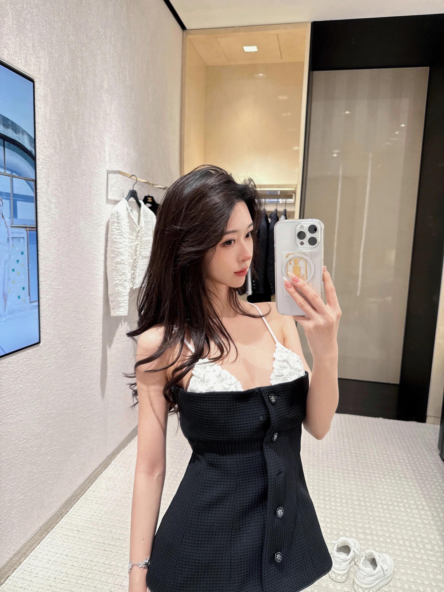 NO:332396,Crack Chane* 25Ss early spring new French black and white spliced ​​strap sling | Exclusive yb development!  High-end production!  The mixed fiber waffle jacquard fabric is made of mixed fiber waffle jacquard fabric, the unique texture gives the fabric three-dimensional and textured feeling, skin-friendly and breathable. The innovative splicing of the strap and suspenders is made of two-piece effect. The three-dimensional flowers with multiple segmentation technology are embellished with transparent crystals, adding a romantic and sweet atmosphere to the whole dress. It is very elegant with the skirt and the pants are fragrant and girlish. S/M/L is available in stock, chanel, skirts, alexander wang19860909批 Chane* 25Ss早春新款 法式黑白拼接抹胸吊带丨独家yb开发！高版出品！采用混合纤维华夫格提花面料,独特的纹理赋予面料立体感与肌理感,亲肤透气 抹胸与吊带创新拼接 假两件效果.三角杯处多次分割工艺的立体小花朵,点缀透明水晶,为整件衣服增添浪漫甜美的氛围.搭配裙子很优雅,搭配裤子香香少女感.现货发售S/M/L,,chanel,skirts,alexander wang,Women's clothing