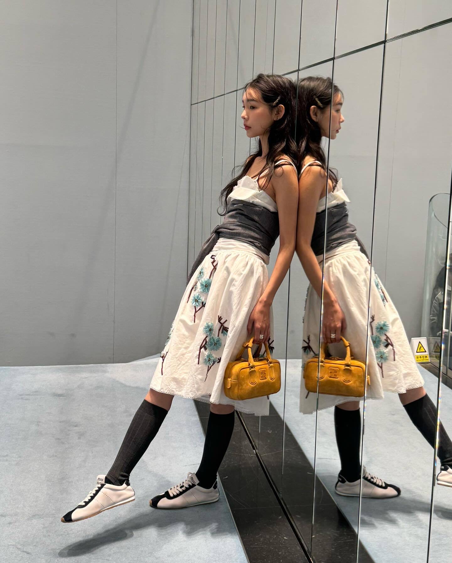 NO:332397,Miumi* 25Ss spring and summer new style, intellectual molecular college style heavy industry flower embroidered lace skirt丨Exclusive high-end production!  Custom imported wash cotton has a great texture!  The embroidered lace design is sweet and cool, and it has a age-reducing outfit. It is not picky about people and looks huge and slim on the upper body!  Three-dimensional tailoring technology, perfect workmanship quality depends on details!  S/M/L, miumiu, skirts, alexander wang19860909批 Miumi* 25Ss春夏新款 知性分子学院风重工花朵刺绣花边半裙丨独家高版出品！定制进口洗水棉质感超赞！刺绣花边设计甜酷兼备减龄穿搭.不挑人版型上身巨显瘦！立体剪裁工艺,完美做工品质看细节！现货发售S/M/L,,miumiu,skirts,alexander wang,Women's clothing