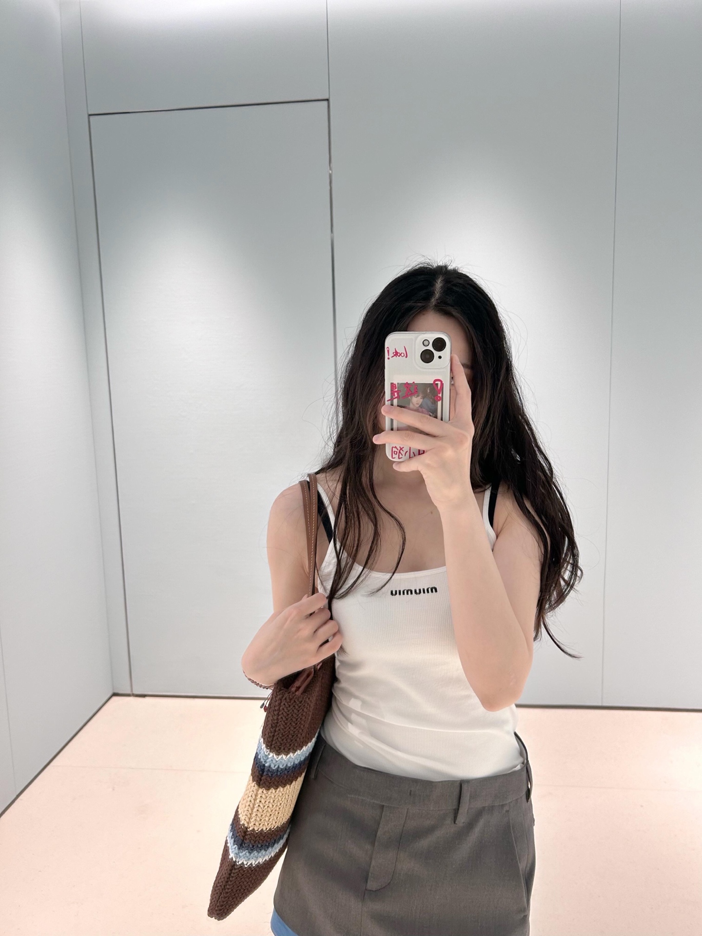 NO:332403,MiuMi* 25Ss spring and summer new style, chest letter embroidered vest small suspender | Exclusive yb development!  High-end production!  Imported high-cost pure cotton fabric has an invincible texture!  The temperament of a girl with age reduction is versatile, and the classic slim fit H-style greatly reduces slimming!  Fashionable essential items. Details are the quality of workmanship!  S/M/L, miumiu,alexander wang19860909批MiuMi* 25Ss春夏新款 胸前字母刺绣背心小吊带丨独家yb开发！高版出品！进口高支数纯棉面料质感无敌！减龄少女气质百搭,经典修身H版型巨减瘦！时髦必备单品.做工品质看细节！现货发售 S/M/L,,miumiu,alexander wang,Women's clothing