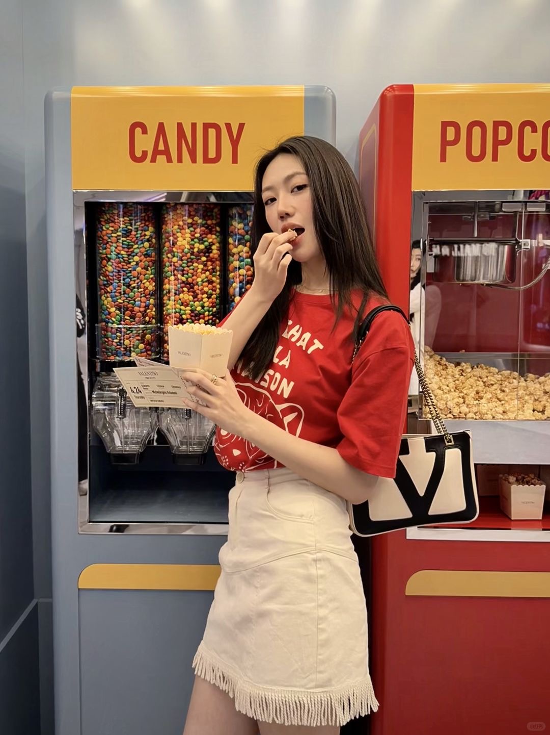 NO:332827,Valentin* 25Ss Spring and Summer New Style Letter Cat Printed Short Sleeve Round Neck T-shirt | Exclusive YB development!  High-end production!  100% pure cotton fabric is made of skin-friendly and soft and breathable. Loose style, outlines casual contours, and is suitable for all body shapes. Cute and fun cat prints, lively and playful, injecting lively soul into the overall shape, breaking monotony and showing unique taste Whether you are strolling on the streets of the city or attending casual parties, Valentino pure cotton T-shirts can make you feel comfortable and show your luxury style and fashion attitude. S/M/L on sale in stock, valentino, valentino, T-shirt, tees, t-shirt, alexander wang19860909Valentin* 25Ss春夏新款 字母猫咪印花短袖圆领T恤丨独家yb开发！高版出品！采用百分百纯棉面料,亲肤柔软 透气性佳.宽松版型,勾勒随性轮廓,适配各种身形.萌趣猫咪印花,灵动俏皮,为整体造型注入活泼灵魂,打破单调,彰显独特品味无论是漫步都市街头,还是出席休闲聚会,华伦天奴纯棉T恤,都能让你在舒适之中,尽显奢华格调与时尚态度.现货发售S/M/L,,valentino,valentino,T-shirt,tees，t-shirt,alexander wang,Women's clothing