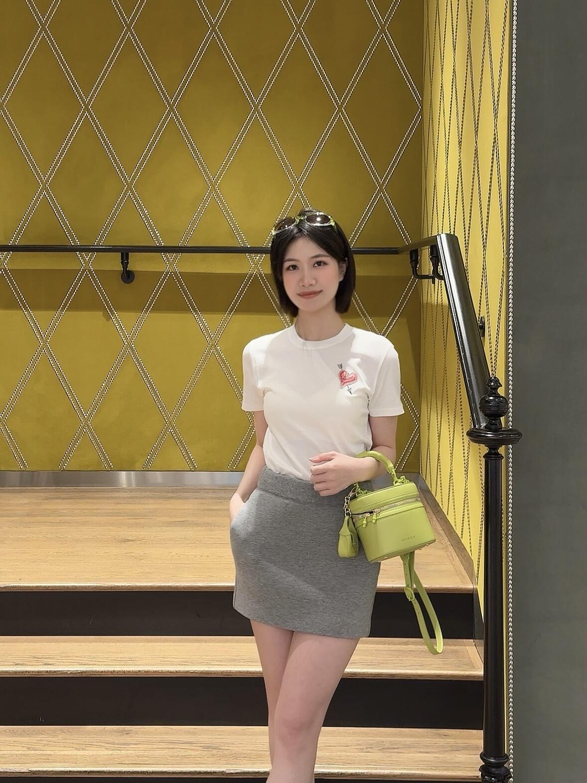 NO:332816,Gucc* 25Ss spring and summer new style round neck embroidered love short-sleeved T-shirt丨Exclusive yb development!  High-end production!  Slim T-shirt cut to highlight the brand style. Made of gram-weight pure cotton, slightly elastic, and gives a slim visual effect. The chest is made of embroidery and love pattern with arrows. The letter logo is interspersed. The brand's own fashion sense is instantly created. It creates a cute and age-reducing style. The inner wear is unique and stylish. S/M/L is available in stock. S/M/L, gucci, T-shirt,tees, t-shirt,alexander wang19860909Gucc* 25Ss春夏新款 圆领刺绣爱心短袖T恤丨独家yb开发！高版出品！修身T恤裁剪 凸显品牌格调 采用克重纯棉制成 略带有弹力 呈现显瘦视觉效果 胸前单侧以刺绣工艺打造穿箭爱心图案 穿插字母徽标 品牌自带的时尚感立现 随心打造减龄可爱风格 单穿内搭都出彩时髦 现货发售S/M/L,,gucci,T-shirt,tees，t-shirt,alexander wang,Women's clothing