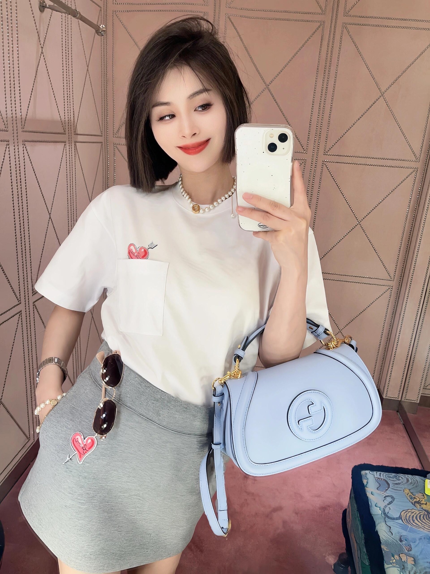 NO:332411,Bulk Gucc* 25Ss Spring and Summer New Style Round Neck Embroidered Love Pocket Short Sleeve T-Shirt丨Exclusive yb development!  High-end production!  Oversized loose silhouette T-shirt cut to highlight the brand style. Made of gram-weight pure cotton, slightly elastic, and slimming visual effect. The inner side of the chest pocket is embroidered to create a heart-wrenching pattern with an embroidery craft. Interspersed letter logos The brand’s own fashion sense is instantly created. Create a cute and age-reducing style. The inner wear is brilliant and fashionable. S/M/L is available in stock, gucci, versace, T-shirt, tees, t-shirt, alexander wang19860909批 Gucc* 25Ss春夏新款 圆领刺绣爱心口袋短袖T恤丨独家yb开发！高版出品！Oversized廓形宽松T恤裁剪 凸显品牌格调 采用克重纯棉制成 略带有弹力 呈现显瘦视觉效果 胸前口袋内侧以刺绣工艺打造穿箭爱心图案 穿插字母徽标 品牌自带的时尚感立现 随心打造减龄可爱风格 单穿内搭都出彩时髦 现货发售S/M/L,,gucci,versace,T-shirt,tees，t-shirt,alexander wang,Women's clothing
